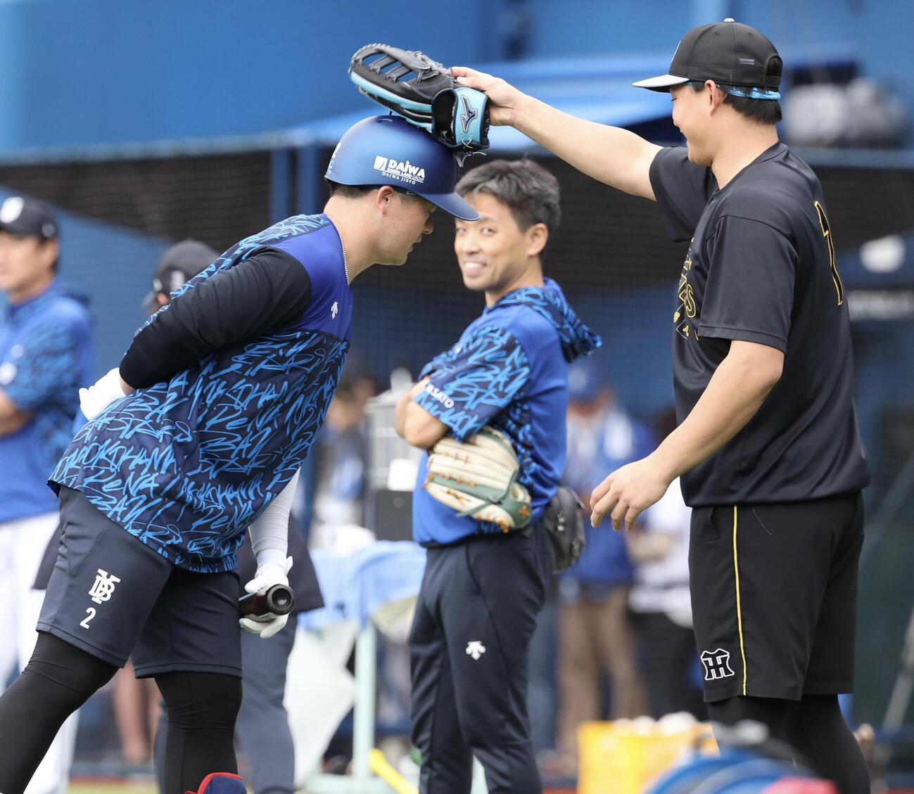 2026年9月26日、DeNA対阪神　試合前、じゃれ合う阪神森下翔太(右)とDeNA牧秀悟