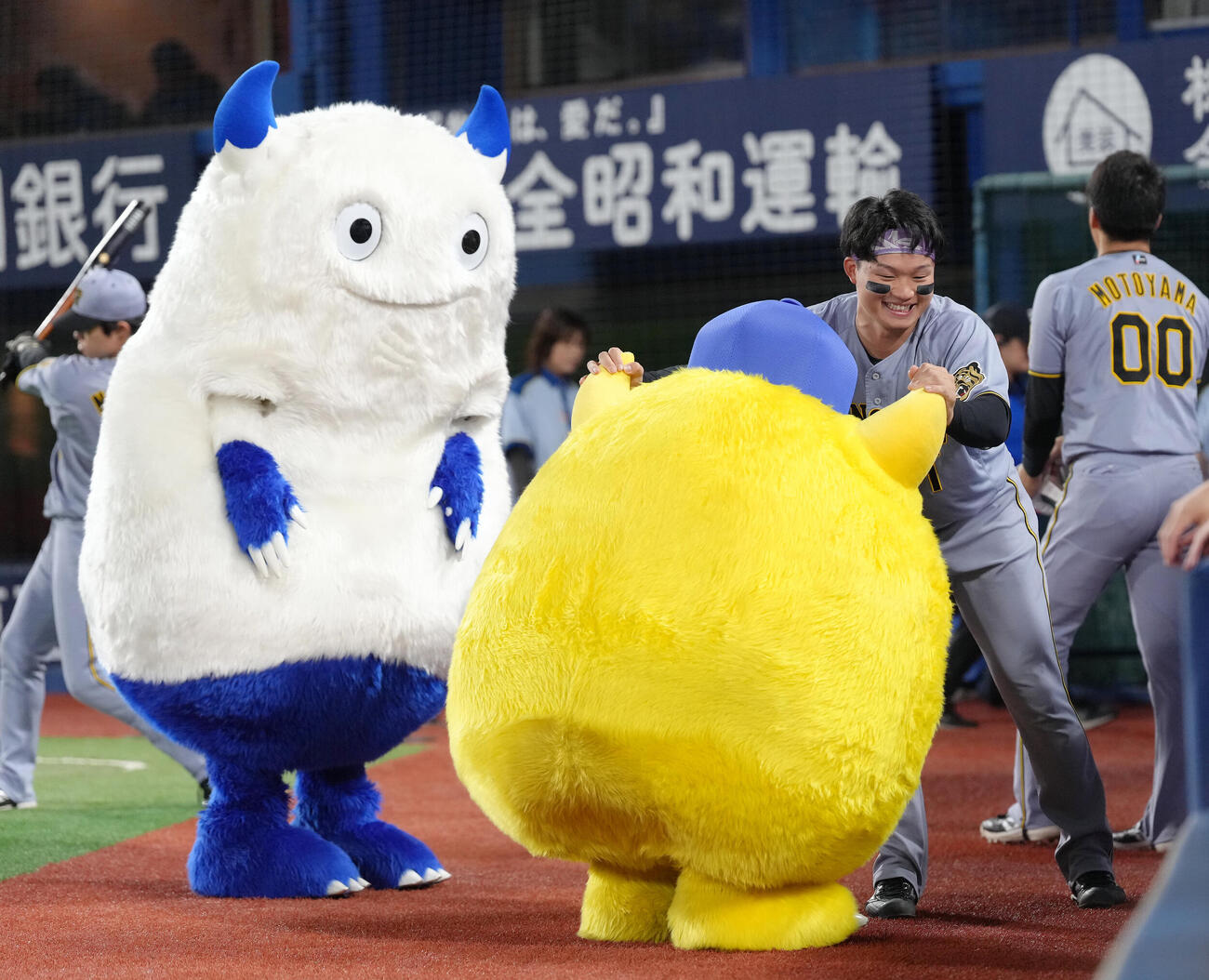 2026年9月25日、DeNA対阪神　試合前、DeNAのマスコットとじゃれ合う阪神森下翔太
