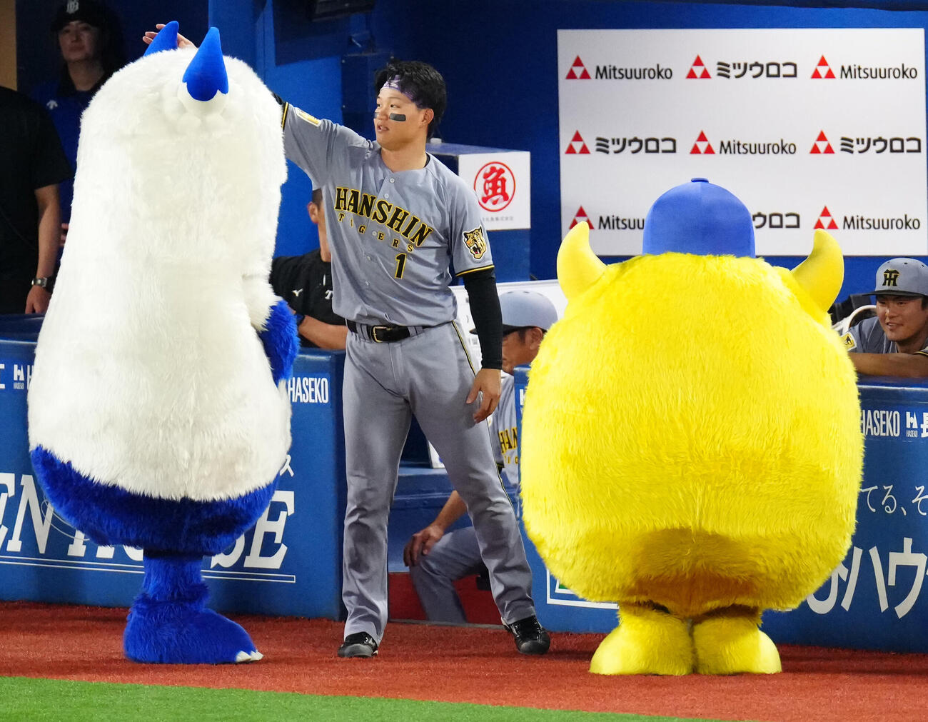 2026年9月25日、DeNA対阪神　試合前、バート（左）と交流する阪神森下翔太