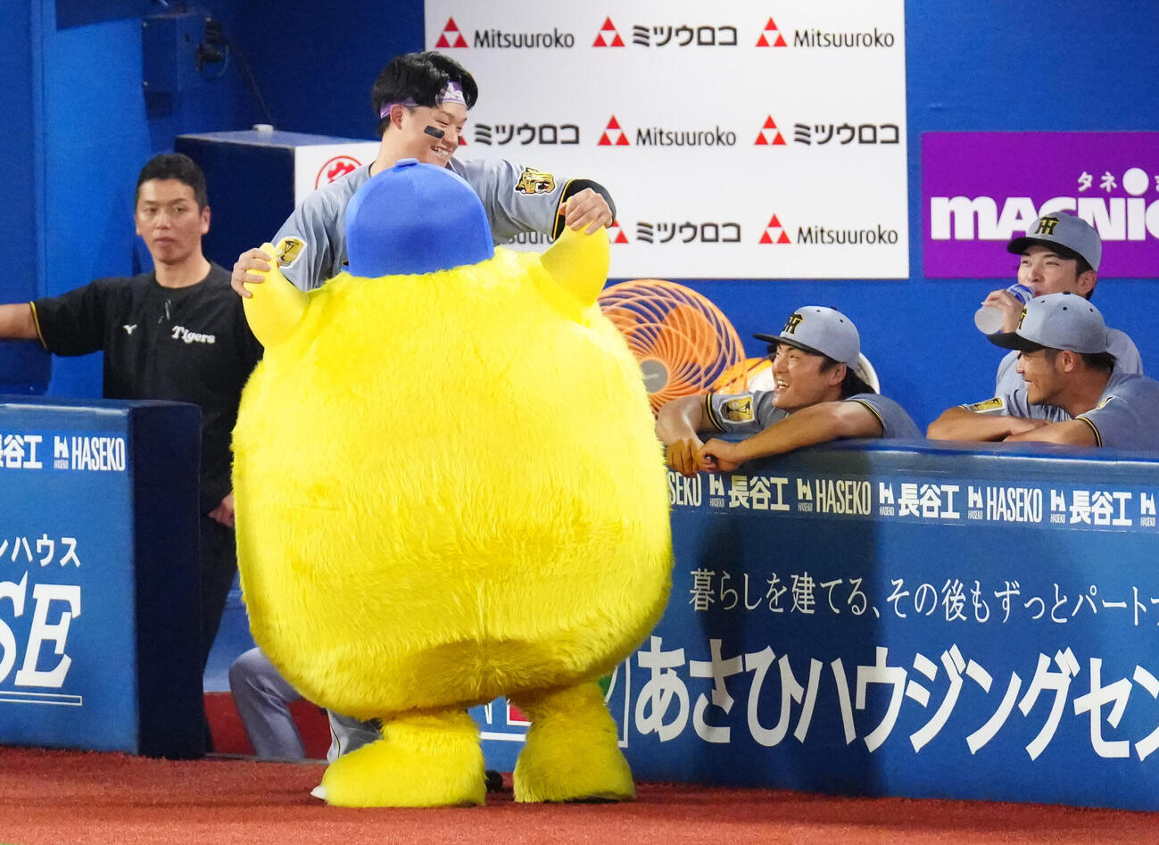 2026年9月25日、DeNA対阪神　試合前、チャピーと交流する阪神森下翔太