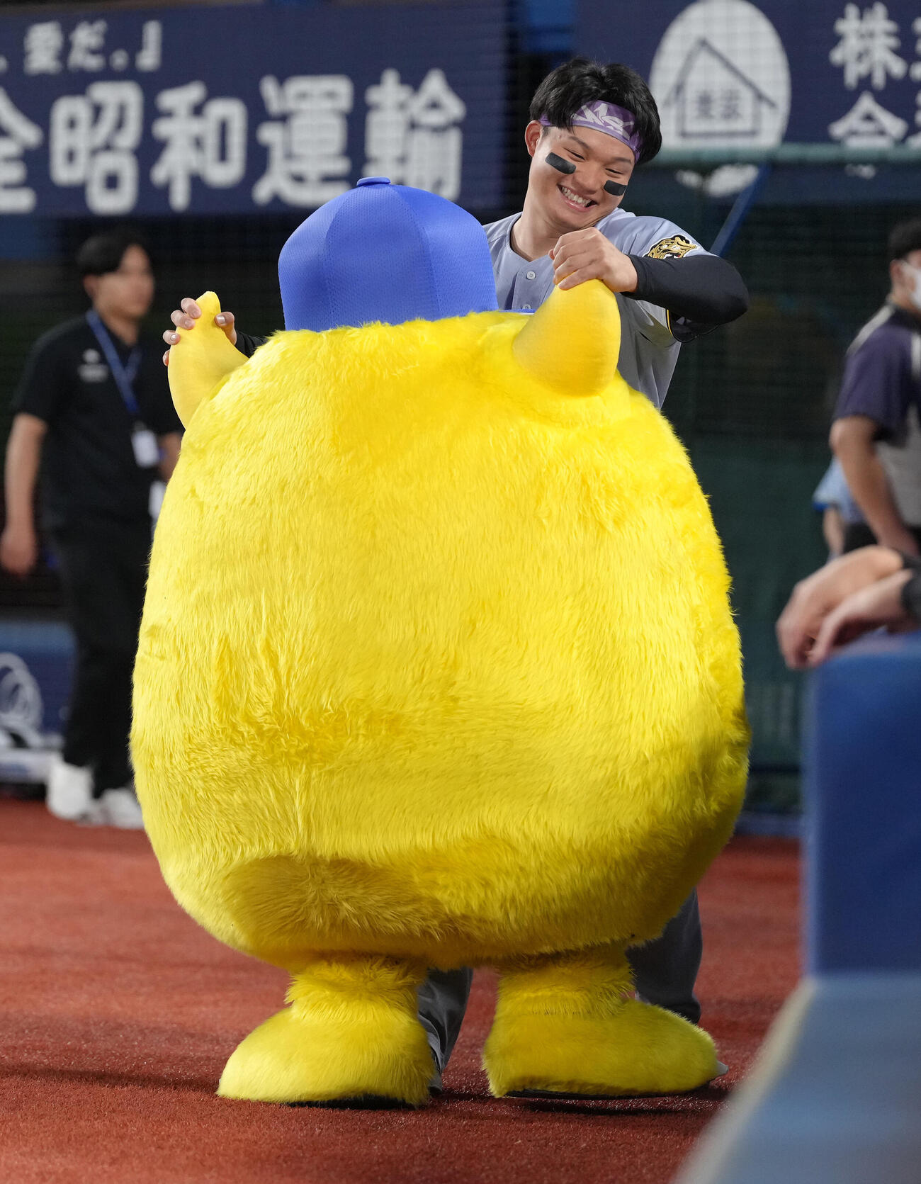 2026年9月25日、DeNA対阪神　試合前、DeNAのマスコットとじゃれ合う阪神森下翔太