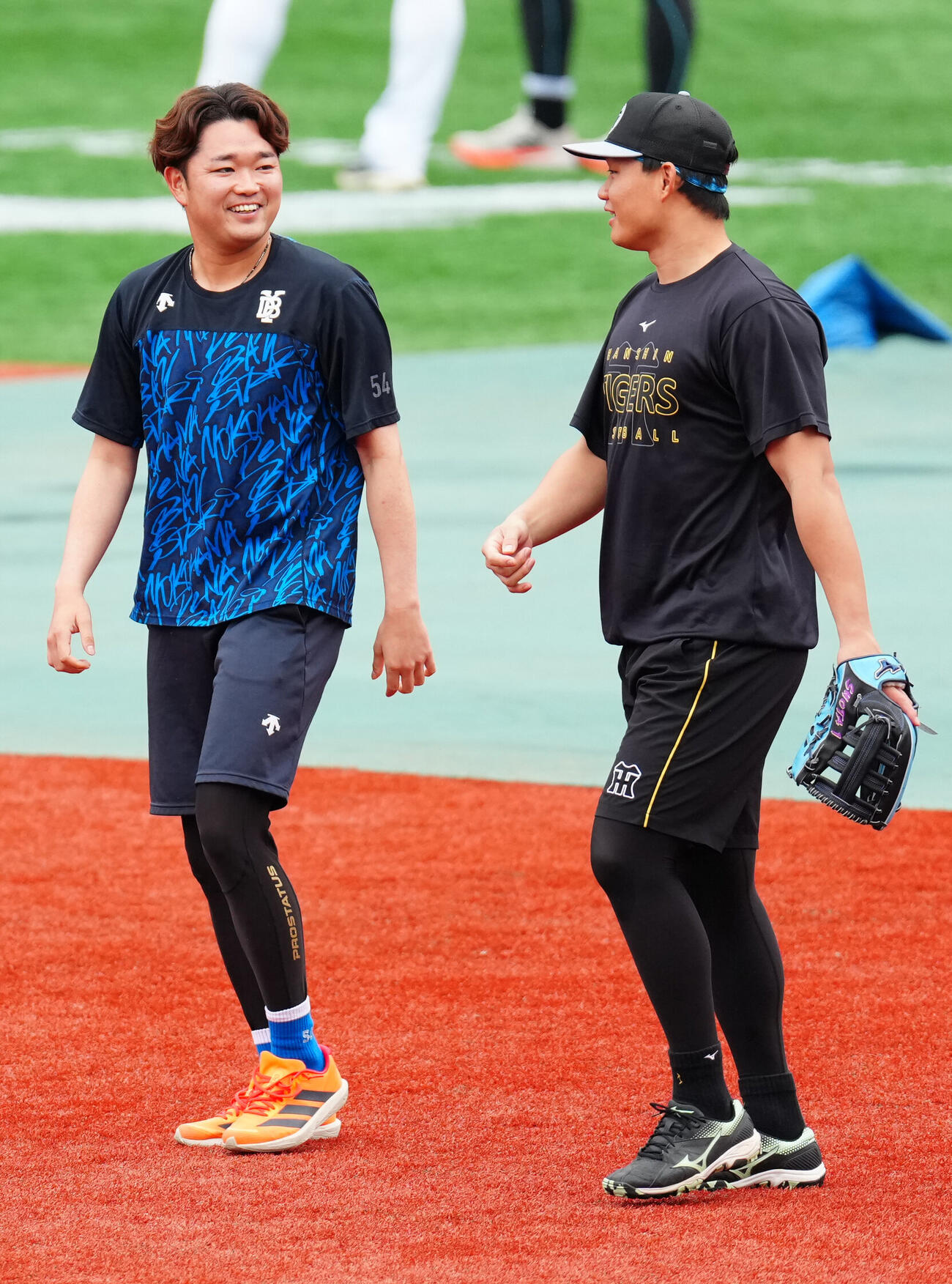 2026年9月26日、DeNA対阪神　試合前練習中、言葉を交わす阪神森下翔太（右）とDeNA石田裕太郎