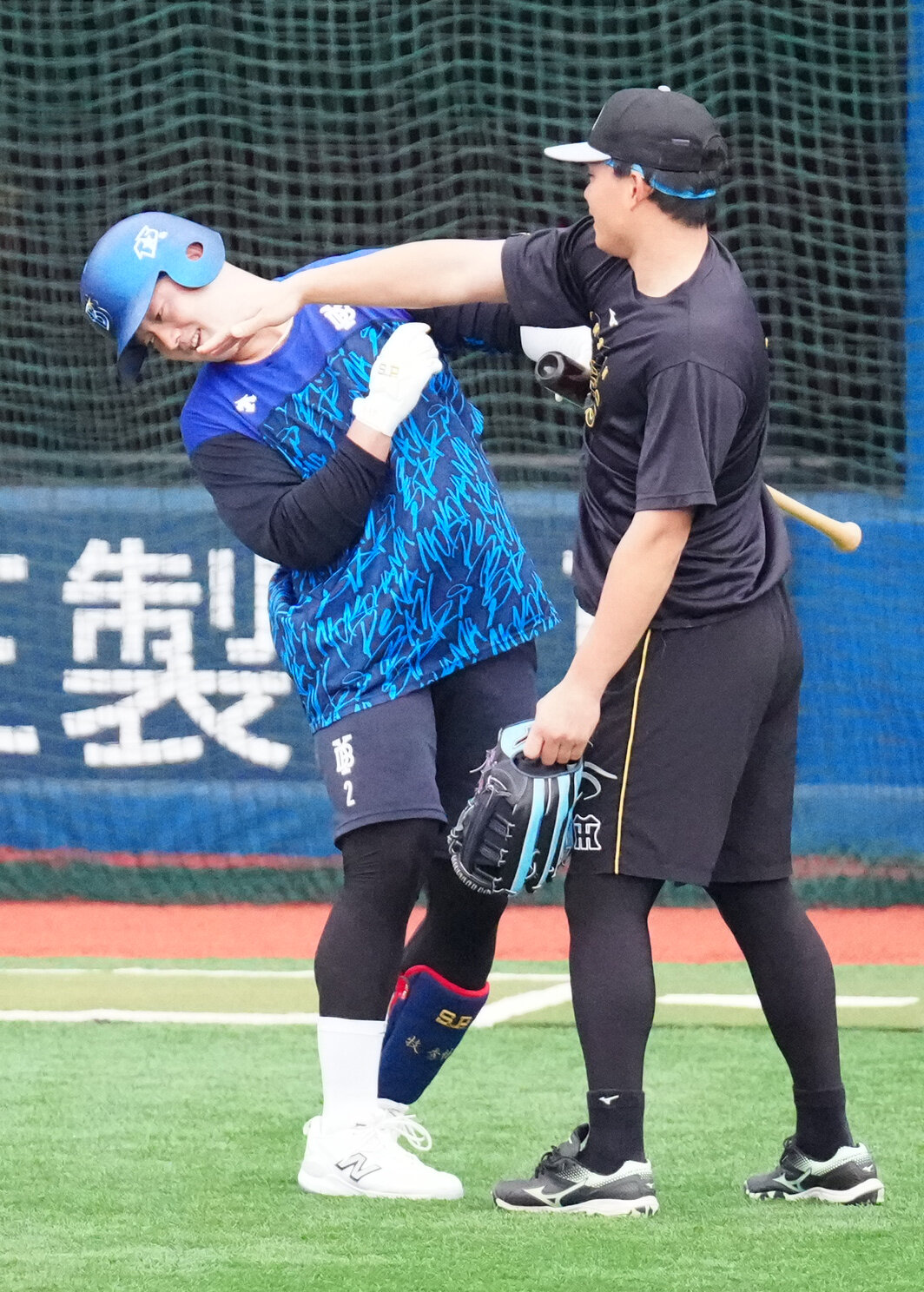 2026年9月26日、DeNA対阪神　試合前練習中、じゃれ合うDeNA牧秀悟（左）と阪神森下翔太