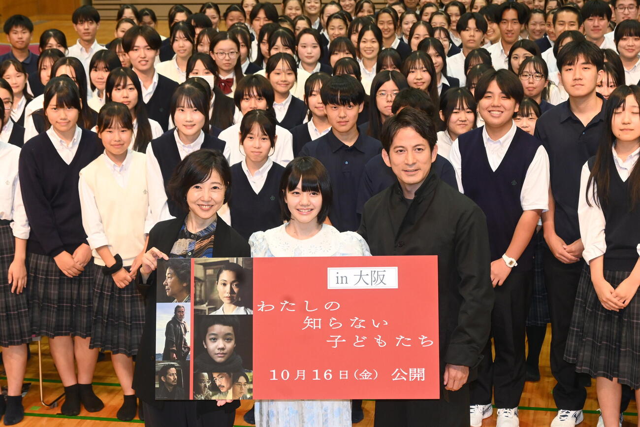 大阪府豊中市の箕面自由学園高校で行われた映画「わたしの知らない子どもたち」のイベントにサプライズで登場した岡田准一（右）、小八重葵美（中央）、西川美和監督（撮影・松浦隆司）
