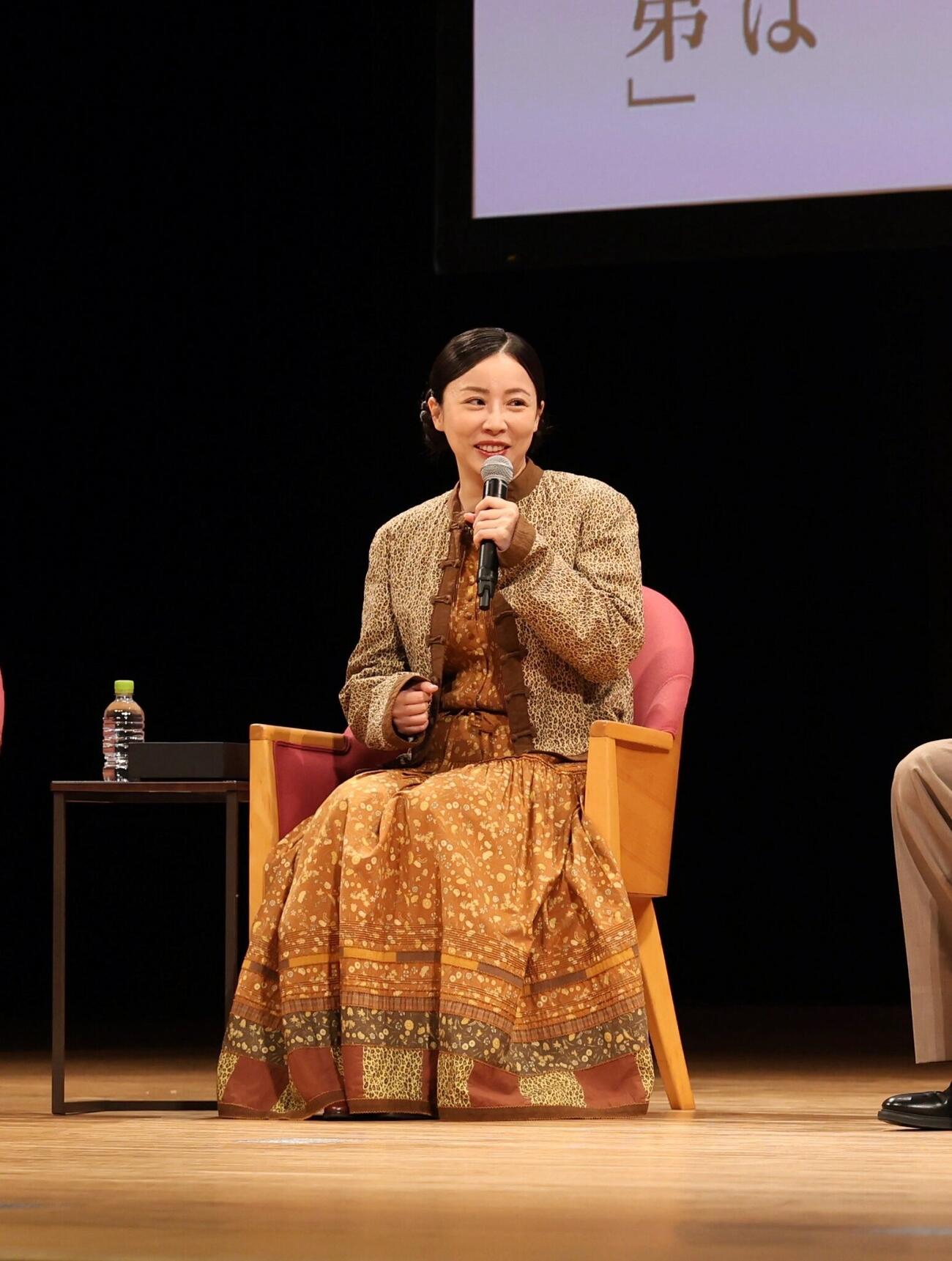 NHK連続テレビ小説「ブラッサム」のパブリックビューイングに参加した綿矢りさ氏