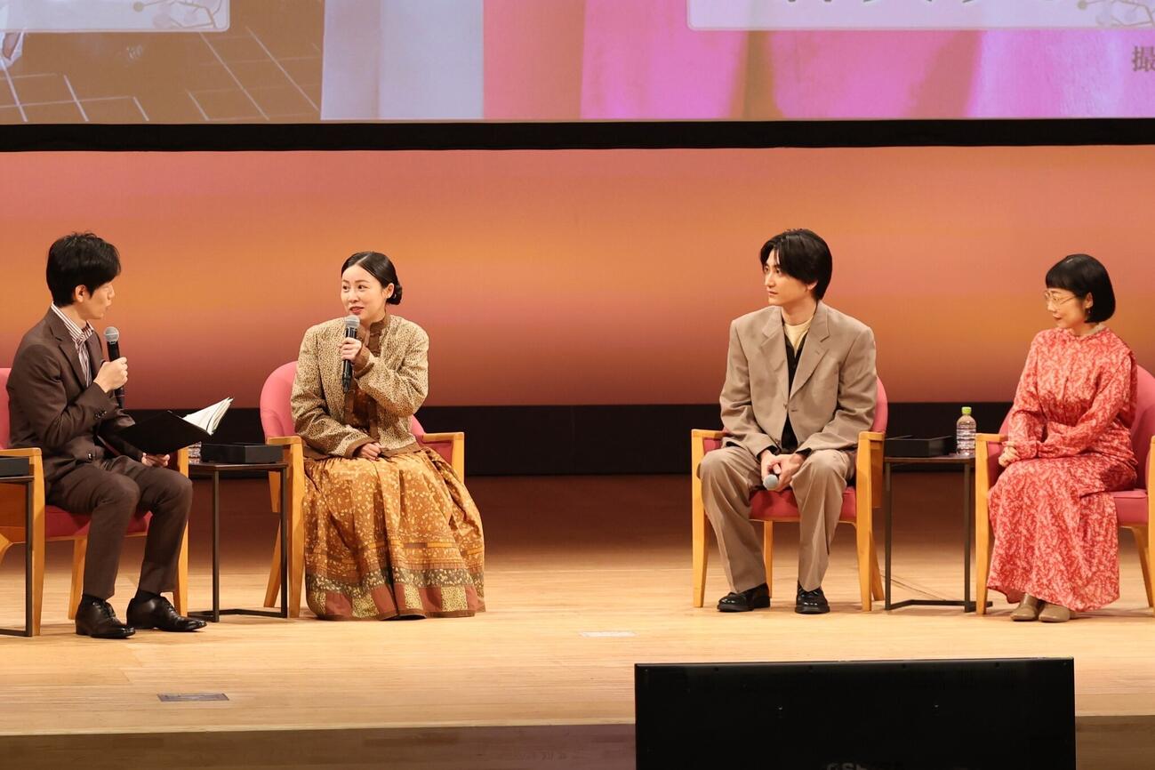 放送開始したNHK連続テレビ小説「ブラッサム」のパブリックビューイングに参加した、左から、三條雅幸NHK大阪放送局アナウンサー、綿矢りさ氏、金子大地、山田真歩