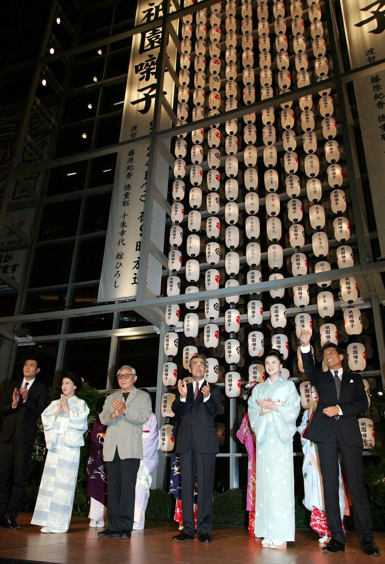05年、祇園提灯を点灯させ笑顔を見せる左から徳重聡、十朱幸代、倉本聰さん、渡哲也、藤原紀香、舘ひろし