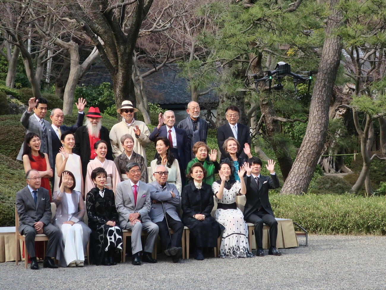 テレビ朝日開局60周年記念ドラマ「やすらぎの刻　道」の制作発表会見でドローン（右上）による写真撮影を行う出演者たち。前列左から5人目は脚本家倉本聰氏