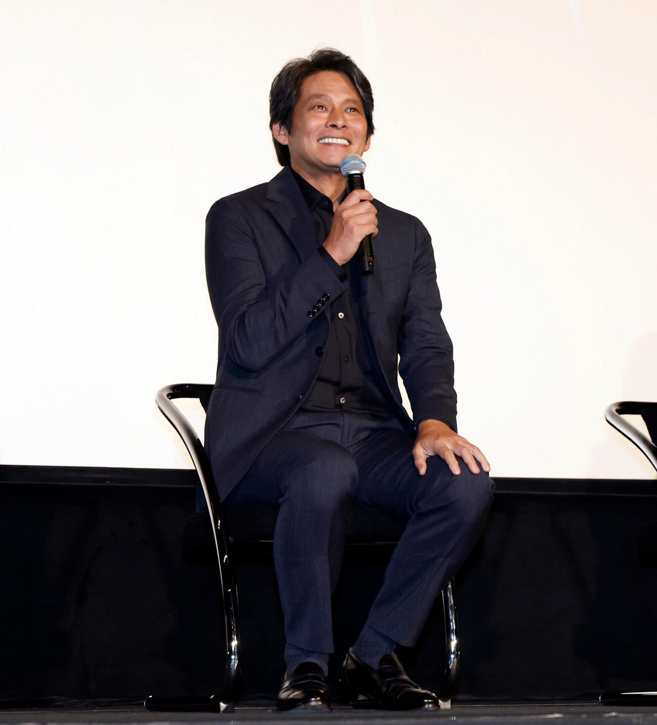登壇し、笑顔を見せる織田裕二（撮影・山本朝陽）