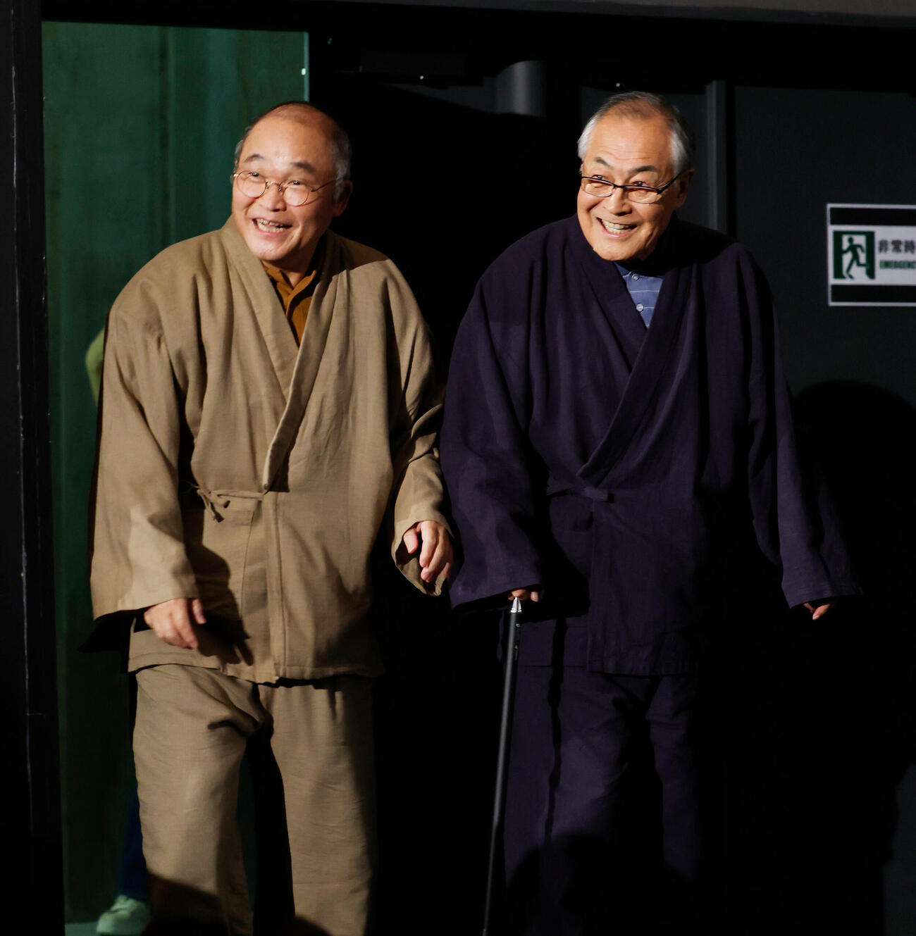 舞台あいさつにサプライズ登壇する斉藤暁（左）と小野武彦（撮影・山本朝陽）