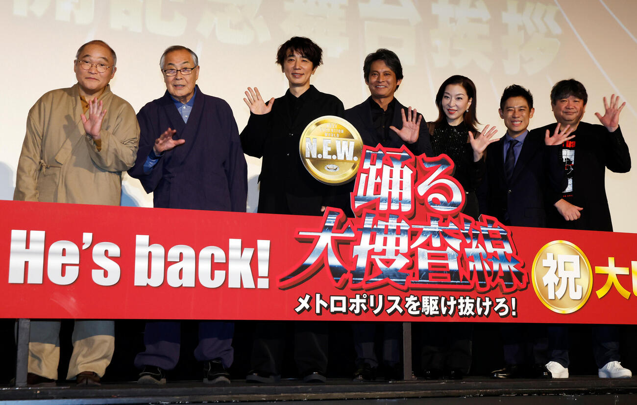 舞台あいさつでフォトセッションを行った登壇者、左から斉藤暁、小野武彦、ユースケ・サンタマリア、織田裕二、真矢ミキ、伊藤淳史、本広克行監督（撮影・山本朝陽）