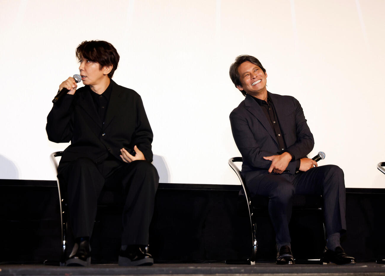 舞台あいさつで笑顔を見せるユースケ・サンタマリア（左）と織田裕二（撮影・山本朝陽）