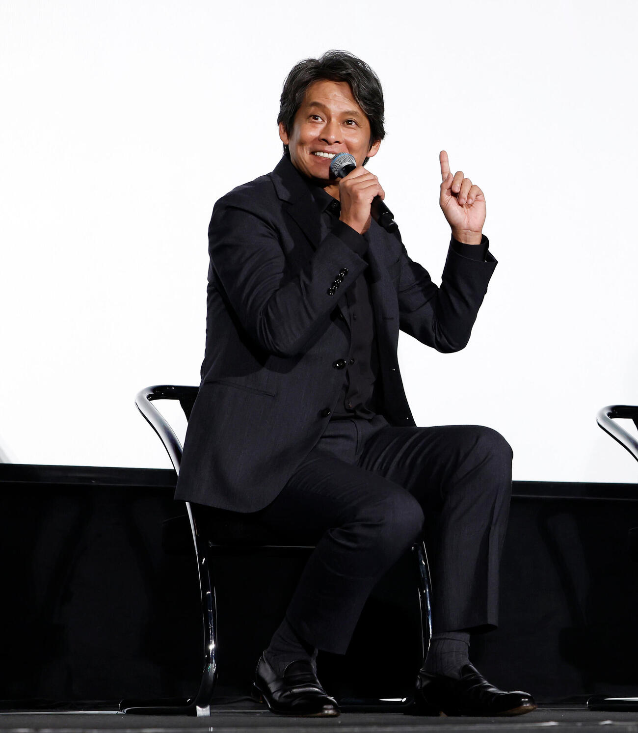 舞台あいさつで笑顔を見せる織田裕二（撮影・山本朝陽）