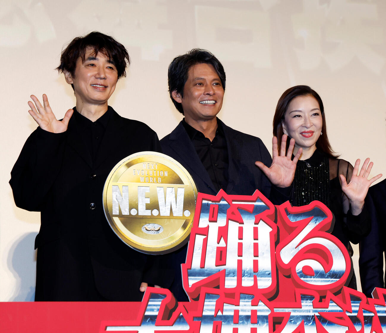 舞台あいさつでフォトセッションを行った登壇者、左からユースケ・サンタマリア、織田裕二、真矢ミキ（撮影・山本朝陽）