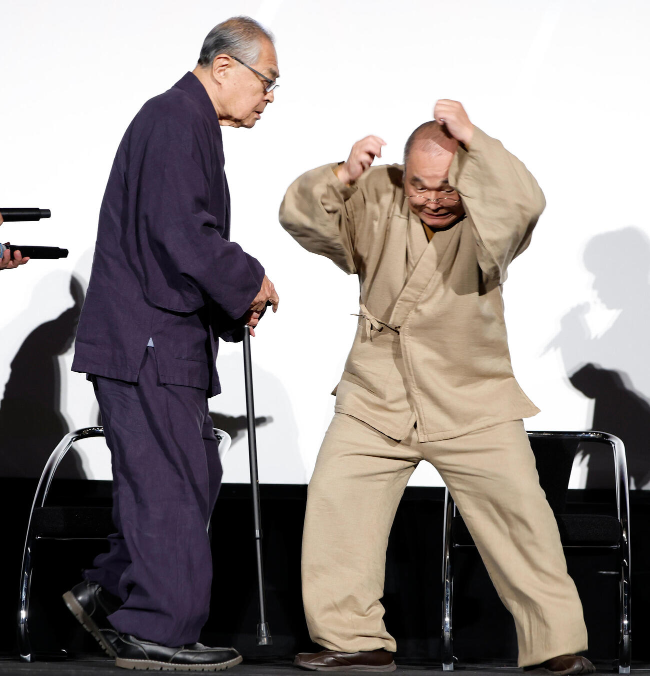 舞台あいさつに登壇し、掛け合いを披露する斉藤暁（左）と小野武彦（撮影・山本朝陽）