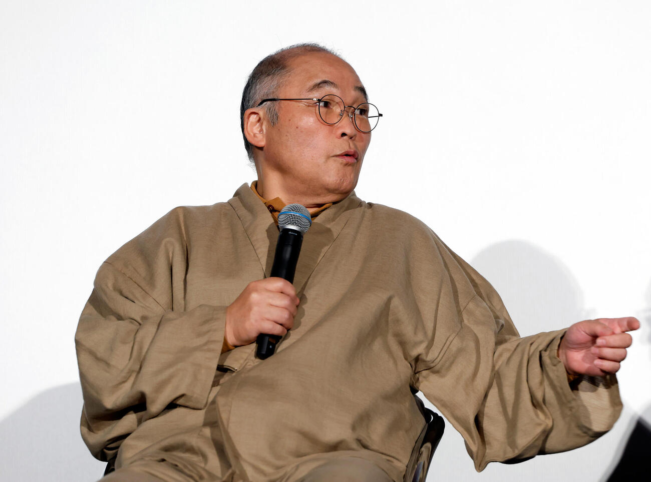 舞台あいさつに登壇し、話す斉藤暁（撮影・山本朝陽）