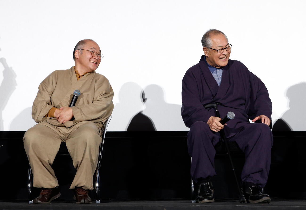 舞台あいさつで笑顔を見せる斉藤暁（左）と小野武彦（撮影・山本朝陽）