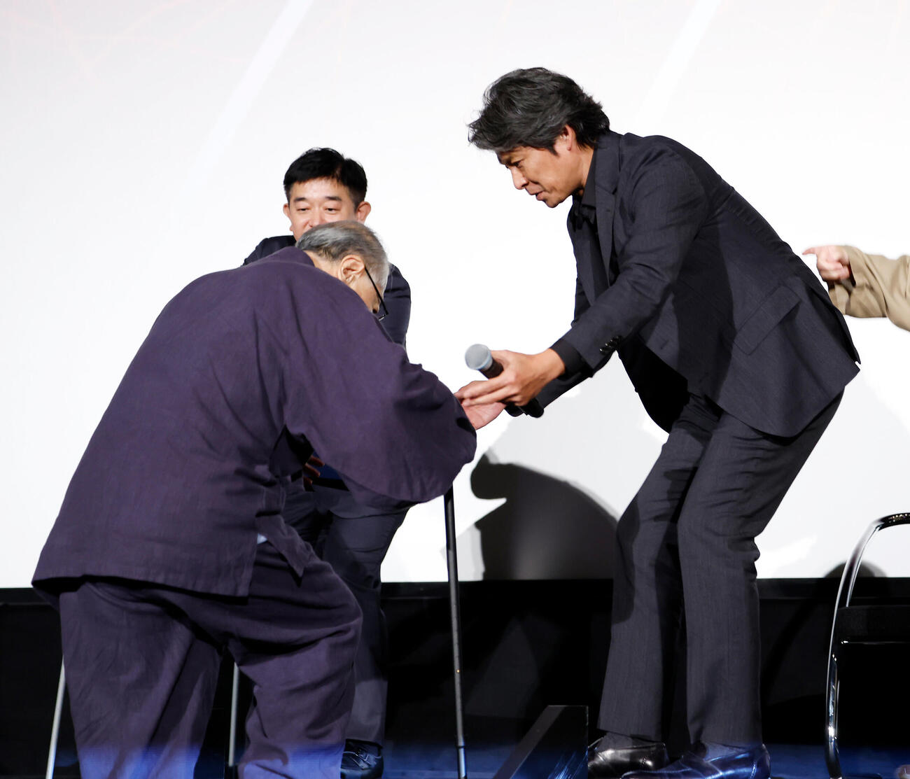 小野武彦をエスコートする織田裕二（右）（撮影・山本朝陽）