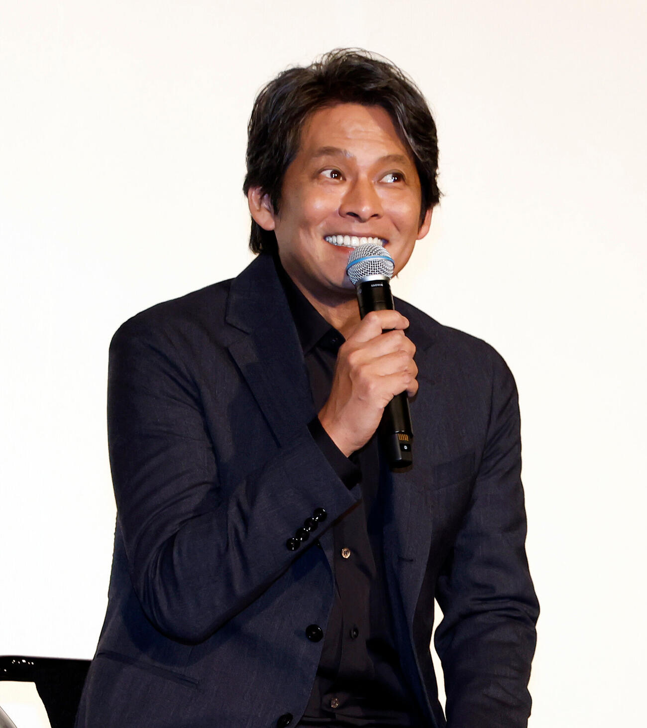 登壇し、笑顔を見せる織田裕二（撮影・山本朝陽）
