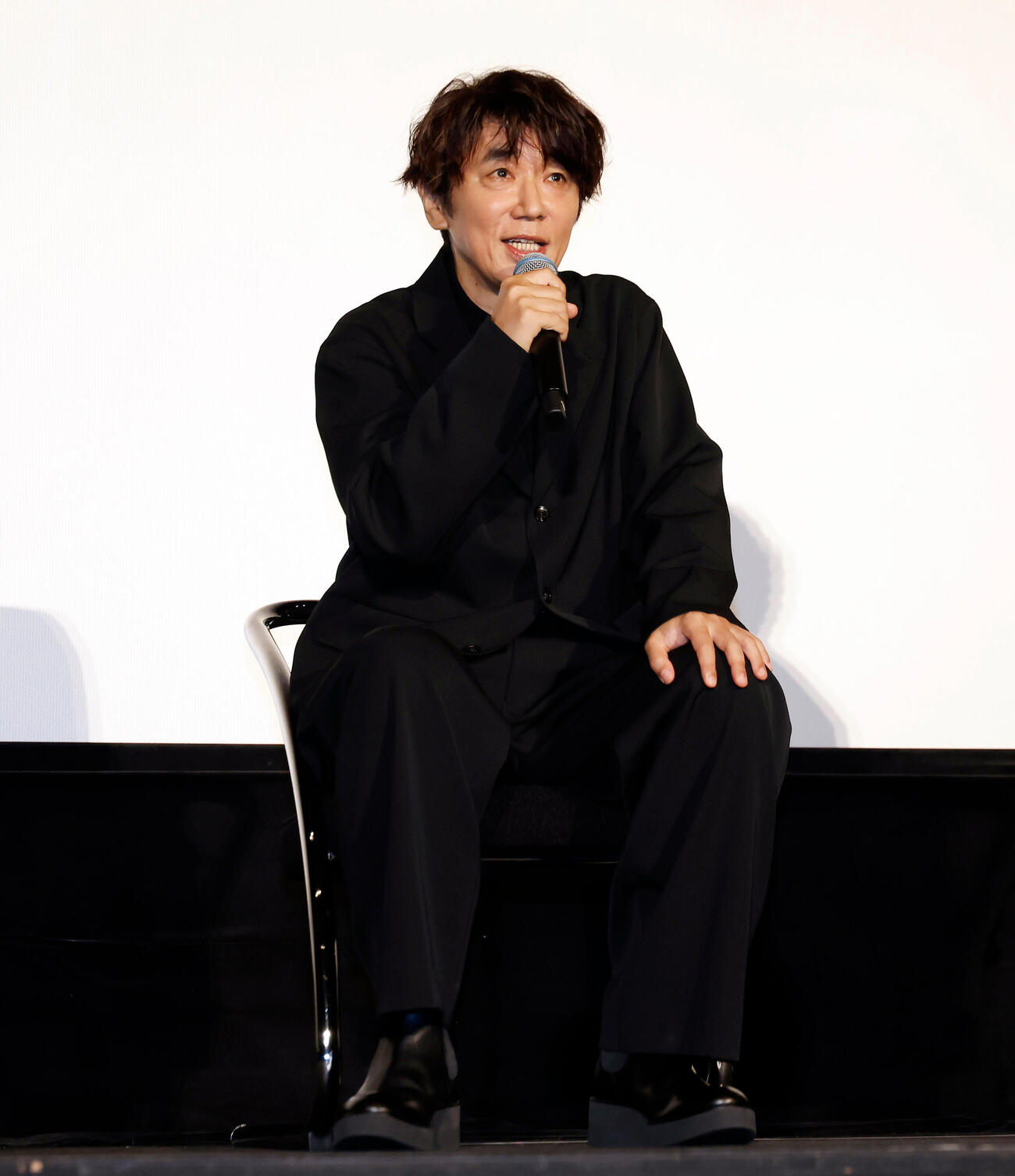 登壇し、あいさつを行うユースケ・サンタマリア（撮影・山本朝陽）