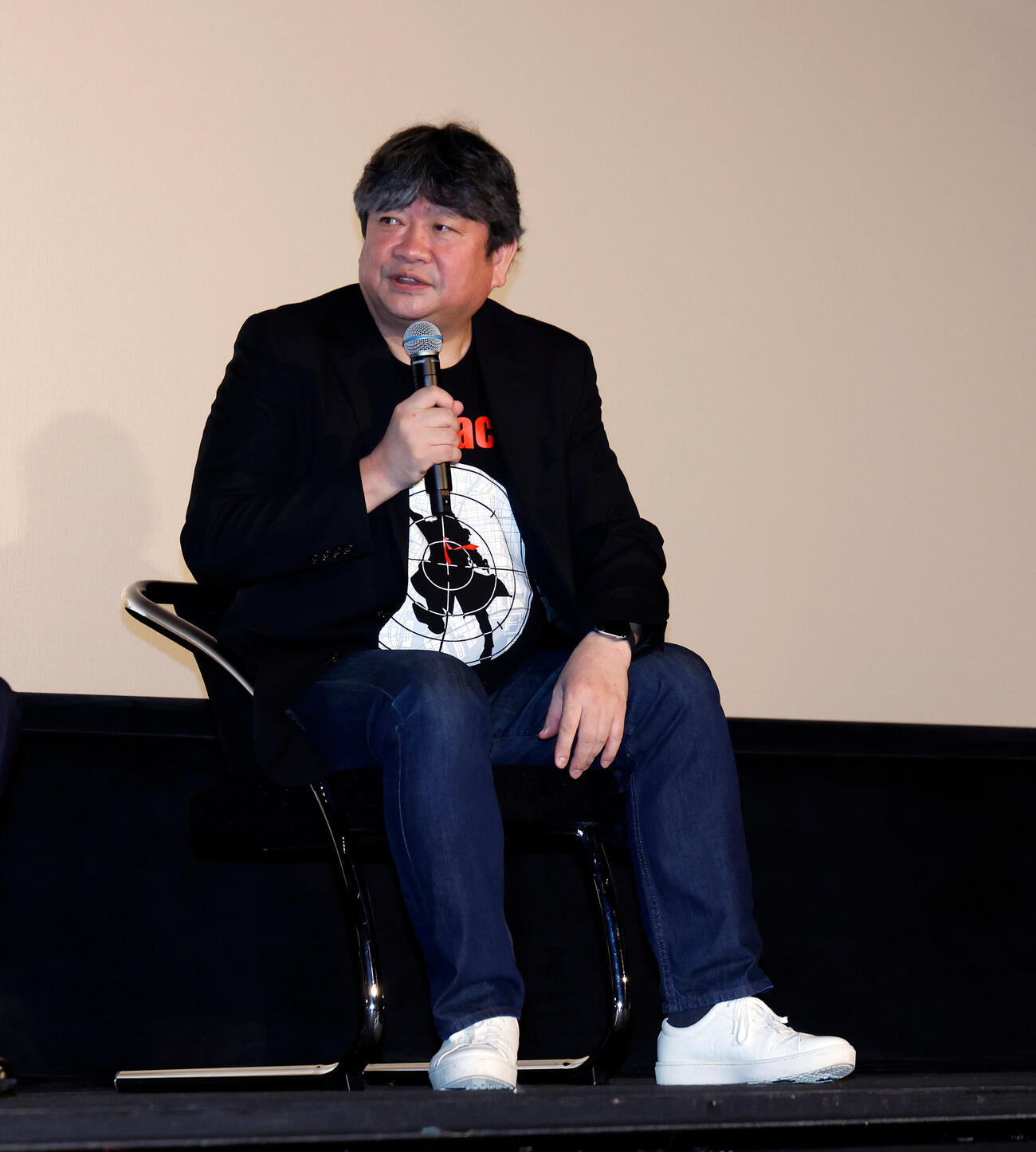 登壇し、あいさつを行う本広克行監督（撮影・山本朝陽）
