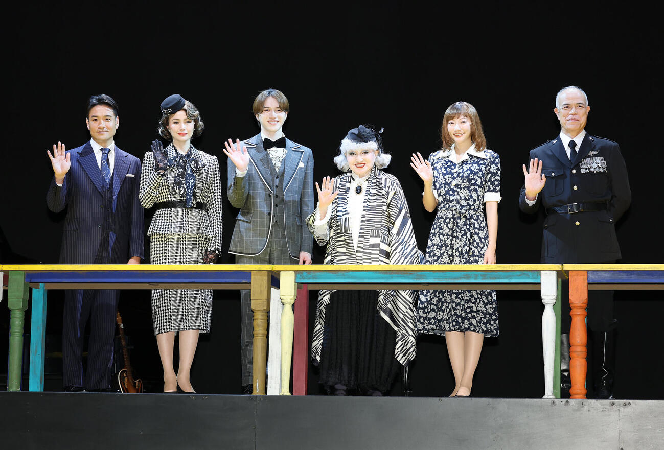 写真に納まる、左から笠原秀幸、井川遥、岩﨑大昇、黒柳徹子、武田玲奈、田中要次（撮影・鈴木正人）