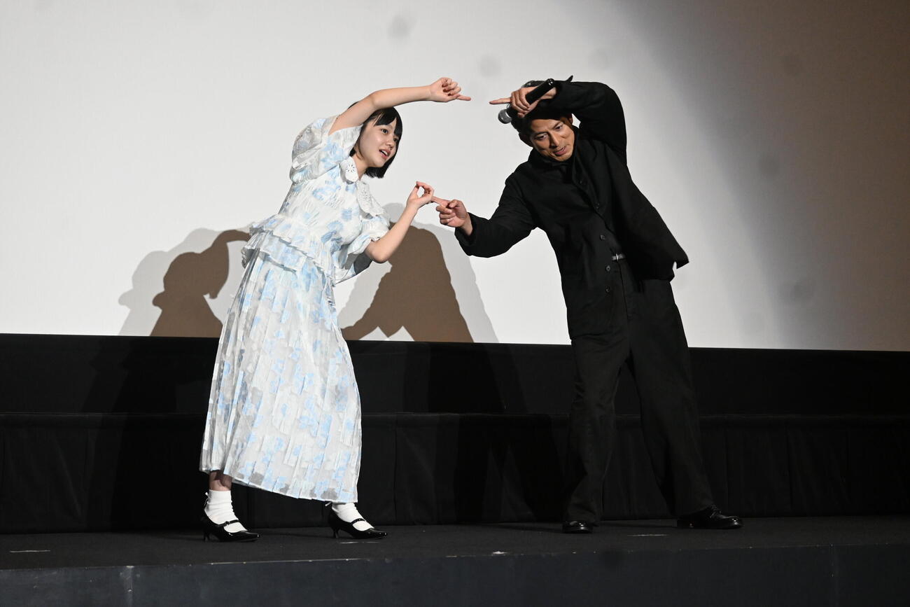 映画の舞台あいさつで小八重葵美（左）と「ドラゴンボール」の「フュージョン」を披露する岡田准一（撮影・松浦隆司）