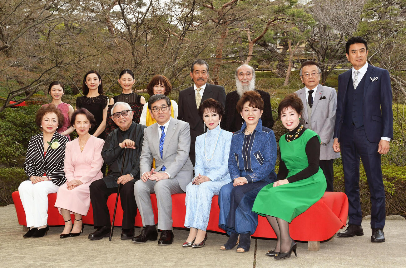 テレビドラマ「やすらぎの郷」制作発表記者会見で。前列左から有馬稲子、八千草薫、倉本聰氏、石坂浩二、浅丘ルリ子、加賀まりこ、五月みどり、後列左から松岡茉優、草刈民代、常盤貴子、風吹ジュン、藤竜也、ミッキー・カーチス、山本圭、名高達男（2017年3月撮影）