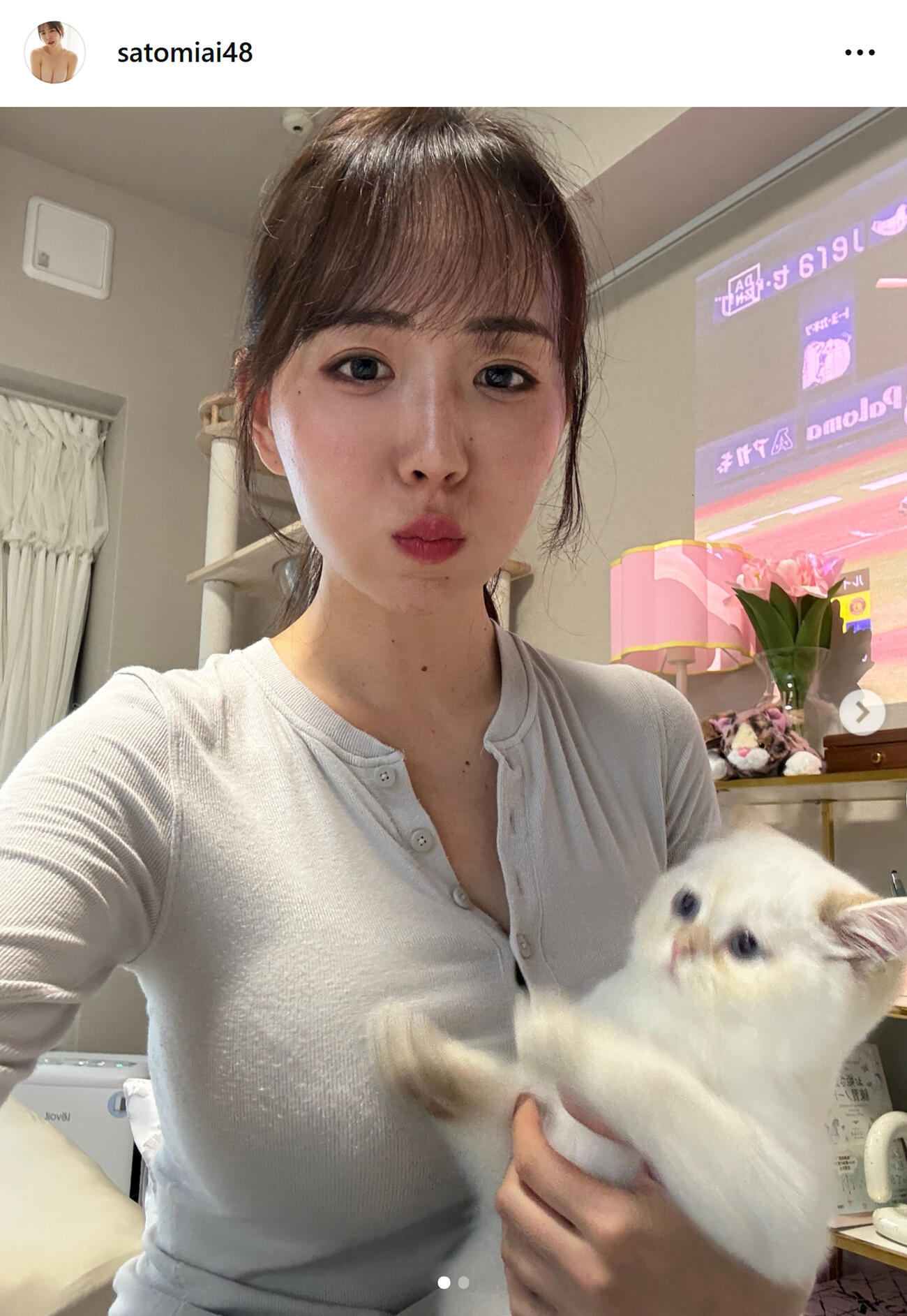 愛猫を抱っこするさとみあい（さとみあいのインスタグラムから）