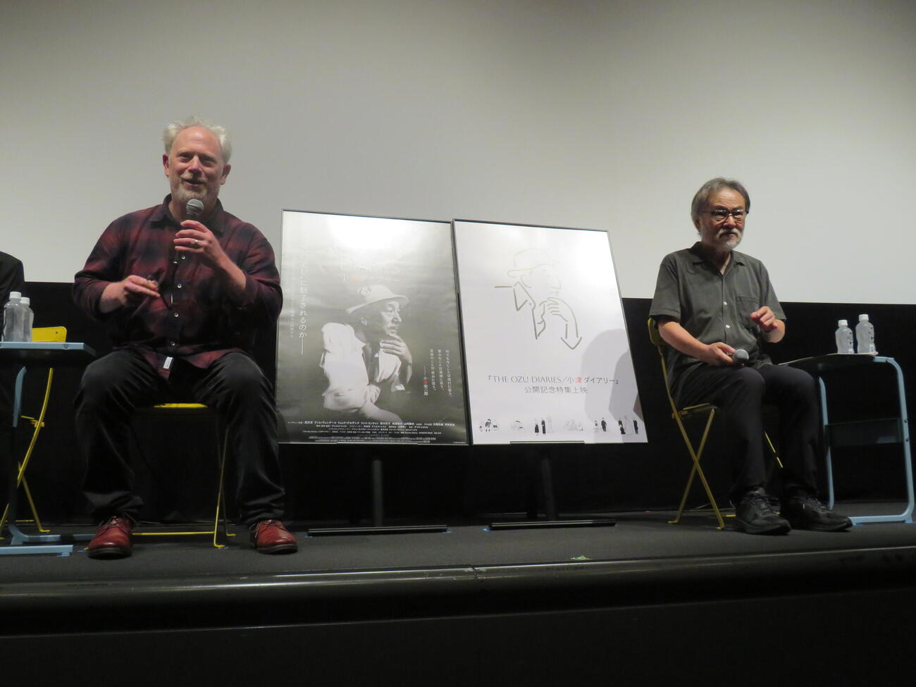 ドキュメンタリー映画「The Ozu Diaries／小津ダイアリー」トークイベントに登壇したダニエル・レイム監督（左）と黒沢清監督（撮影・村上幸将）