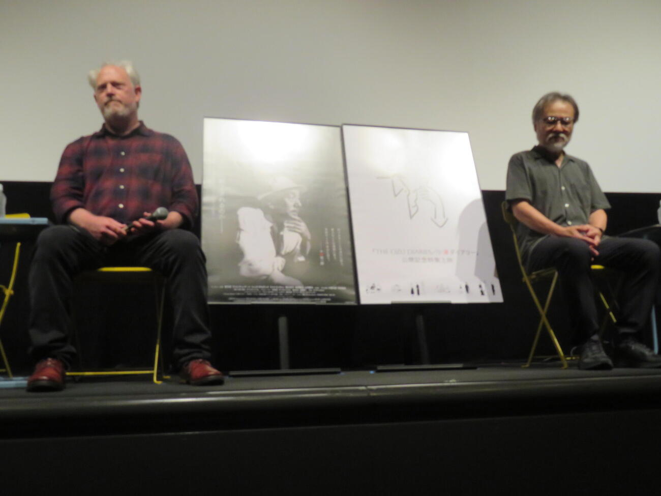 ドキュメンタリー映画「The Ozu Diaries／小津ダイアリー」トークイベントに登壇した、ダニエル・レイム監督（左）と黒沢清監督（撮影・村上幸将）