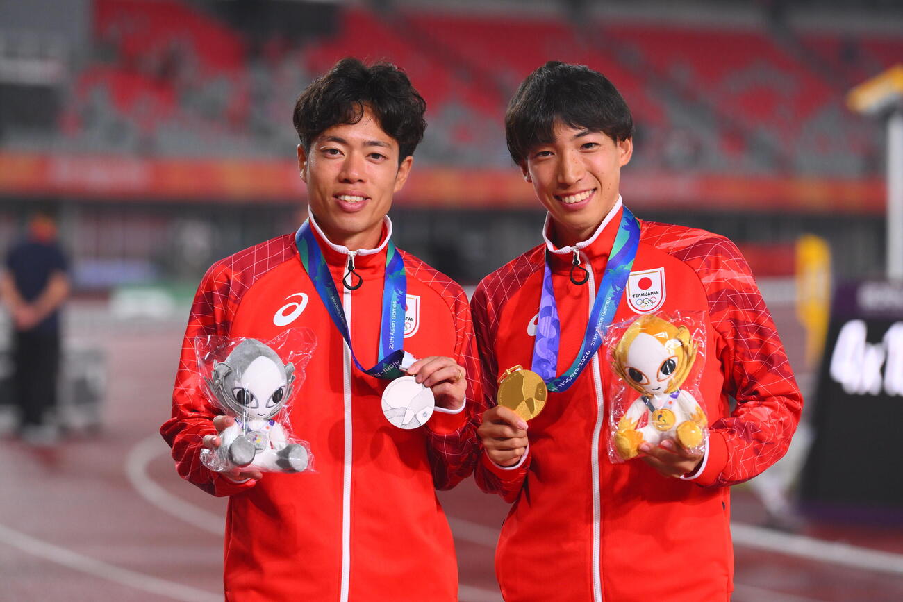 2026年9月28日、男子3000メートル障害で金メダルの三浦龍司（右）と銅メダルの青木涼真（撮影・滝沢徹郎）