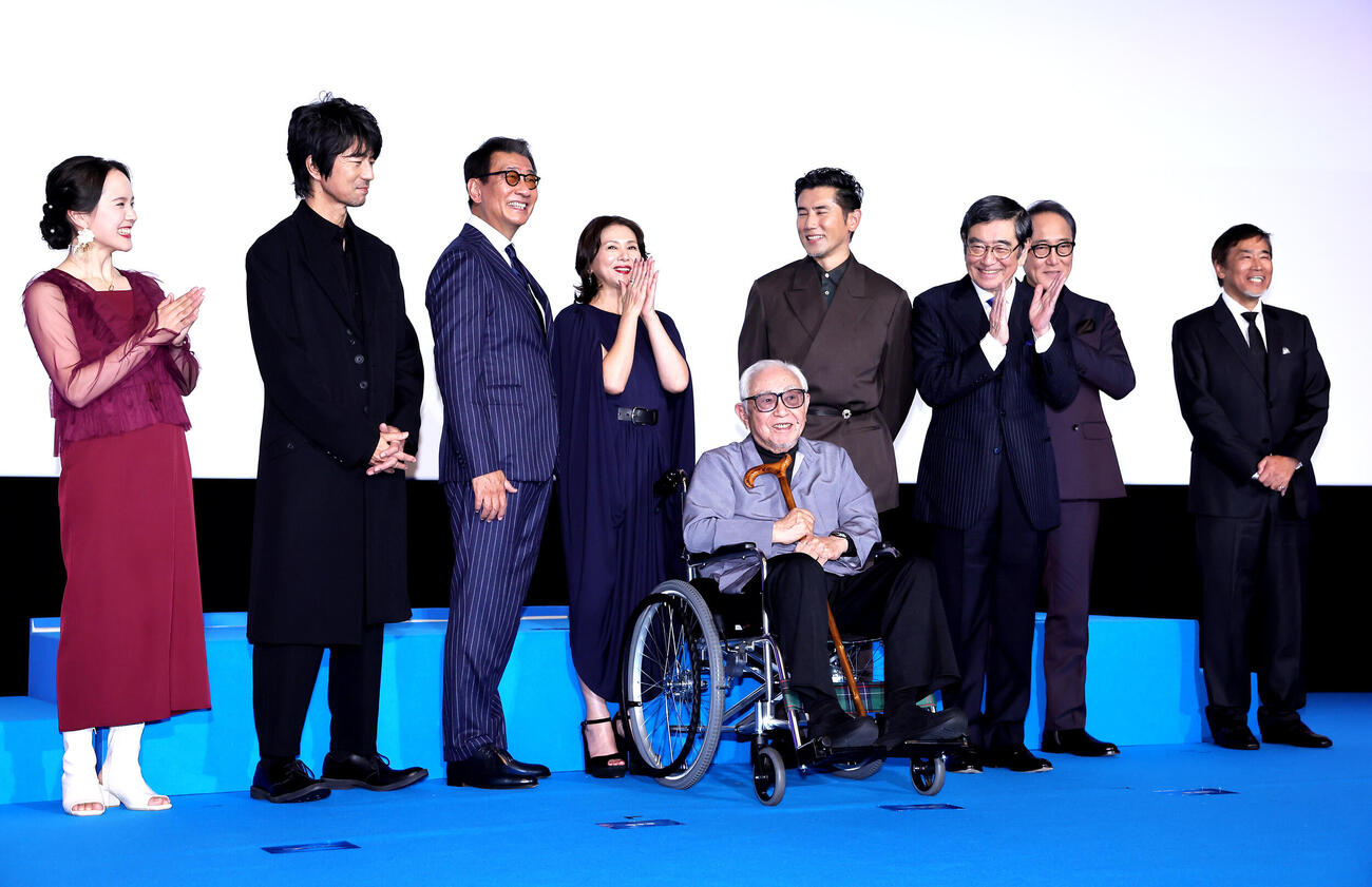 2024年、映画「海の沈黙」舞台あいさつ付き先行上映　舞台あいさつで原案・脚本の倉本聰さん（前列中央）を囲み和気あいあいと舞台あいさつを行った、左から菅野恵、仲村トオル、中井貴一、小泉今日子、本木雅弘、石坂浩二、佐野史朗、若松節朗監督