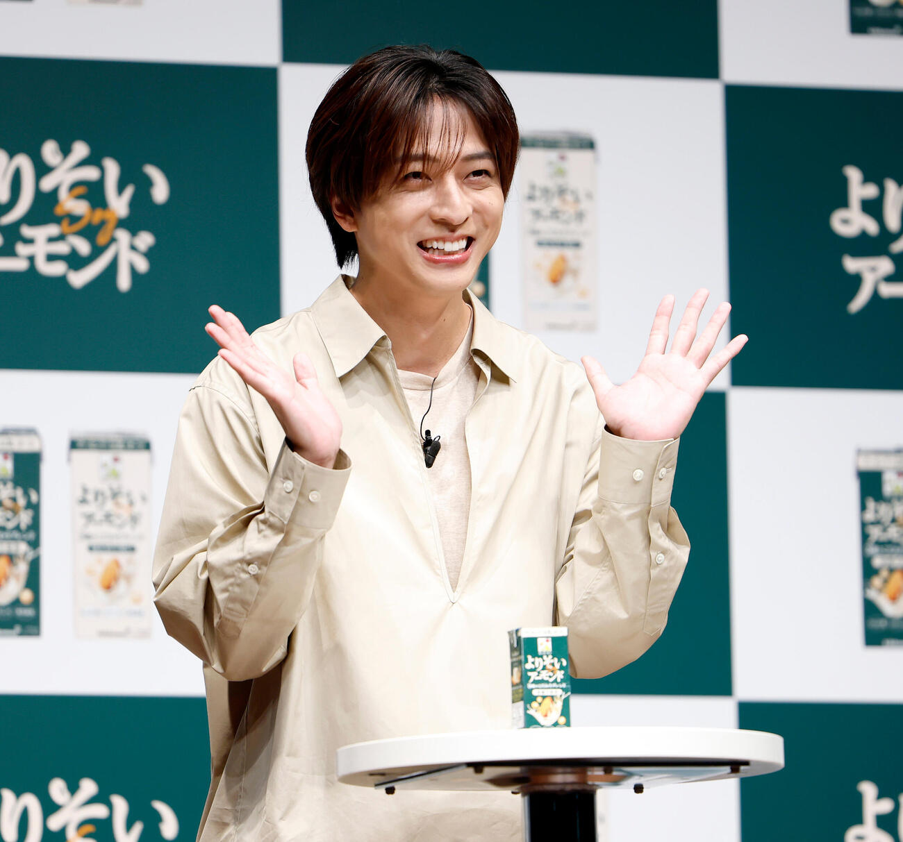 発表会に登壇し、CMを再現するtimeleszの寺西拓人（撮影・山本朝陽）
