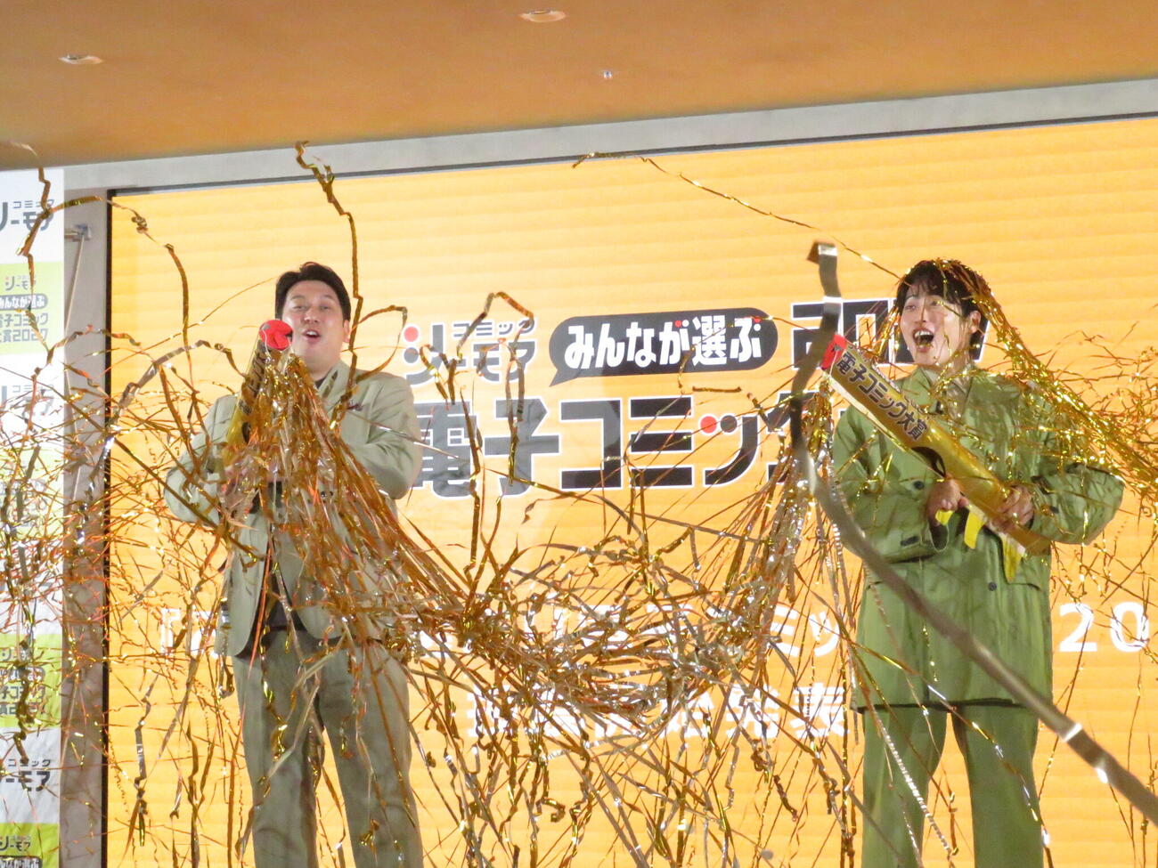 「コミックシーモア『みんなが選ぶ！！電子コミック大賞2027』投票開始発表会」に出席したレインボーのジャンボたかお（左）と池田直人は、バズーカ式のクラッカーで紙吹雪まみれになった