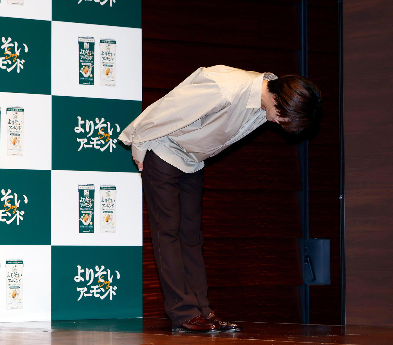 発表会終了後、メンバーの猪俣周杜逮捕に関して、報道陣から質問され、頭を下げるtimeleszの寺西拓人（撮影・山本朝陽）