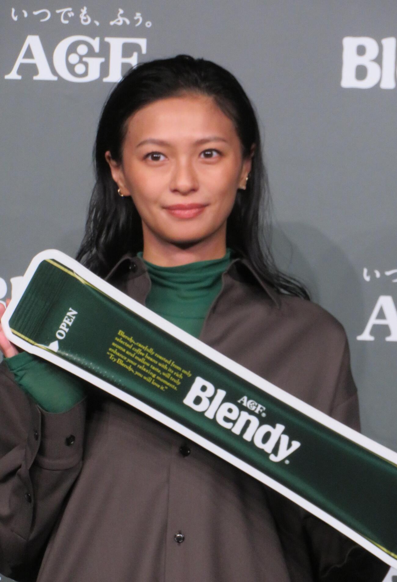 ブレンディのスティックブラック新テレビCM発表会を行った榮倉奈々（撮影・松本久）
