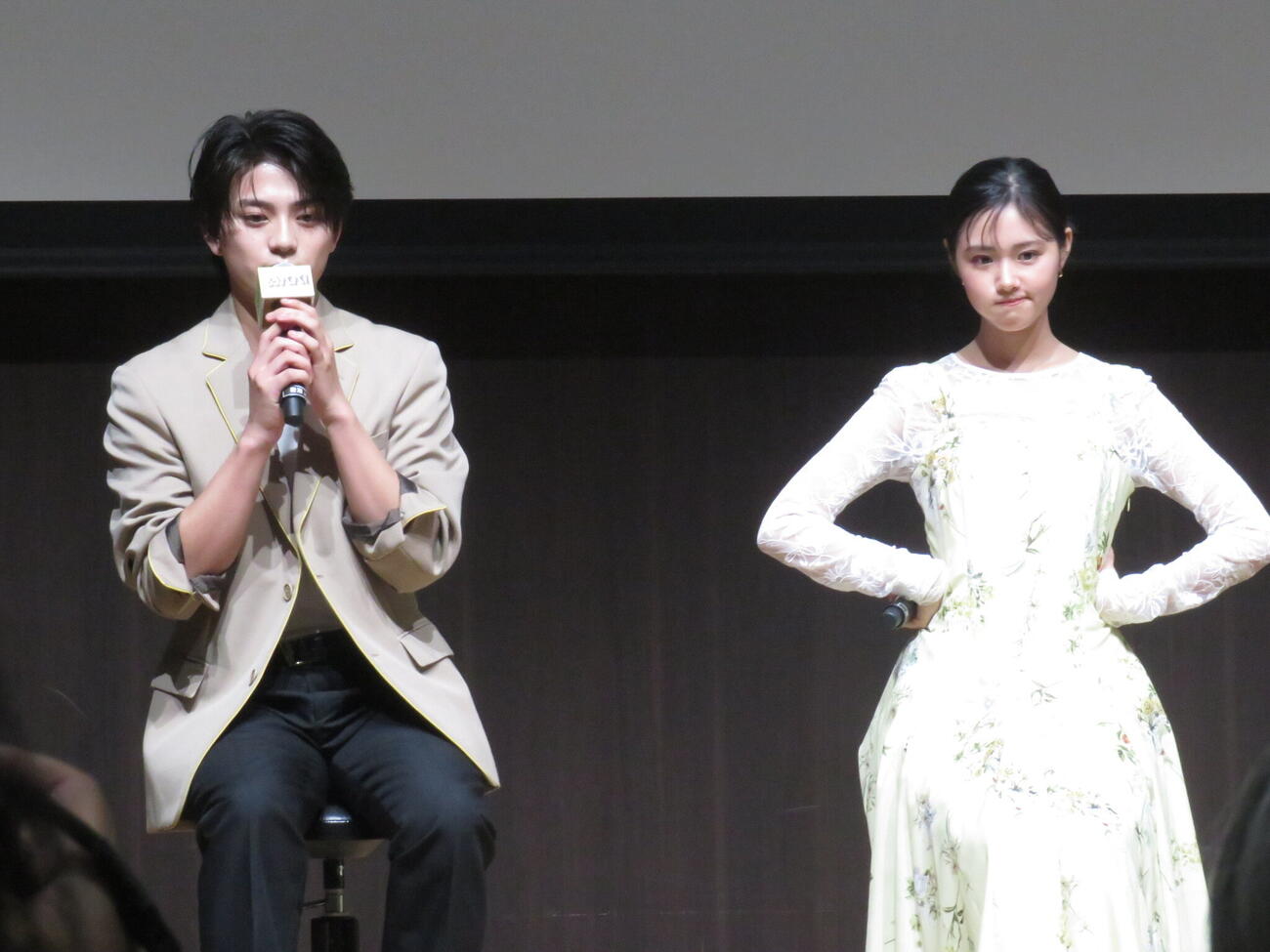 「もうパパ！」の制作発表会見で、他の登壇者に気付かれずに「怒りんぼポーズ」を5回やるというミッションに挑戦中の原菜乃華（右）。左は岩瀬洋志