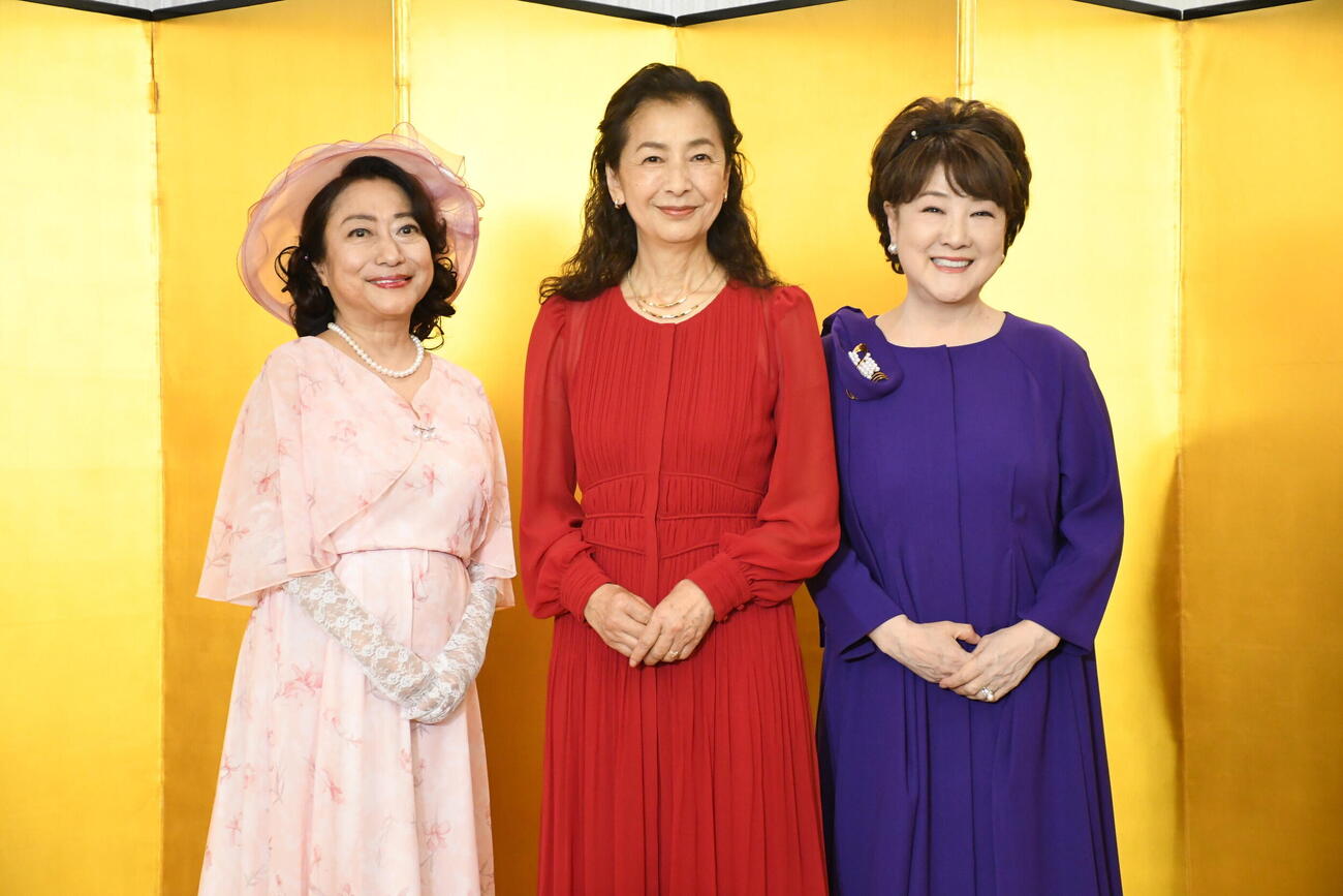 舞台「三婆」の取材会に出席した、左から、山村紅葉、高橋惠子、川中美幸（撮影・阪口孝志）
