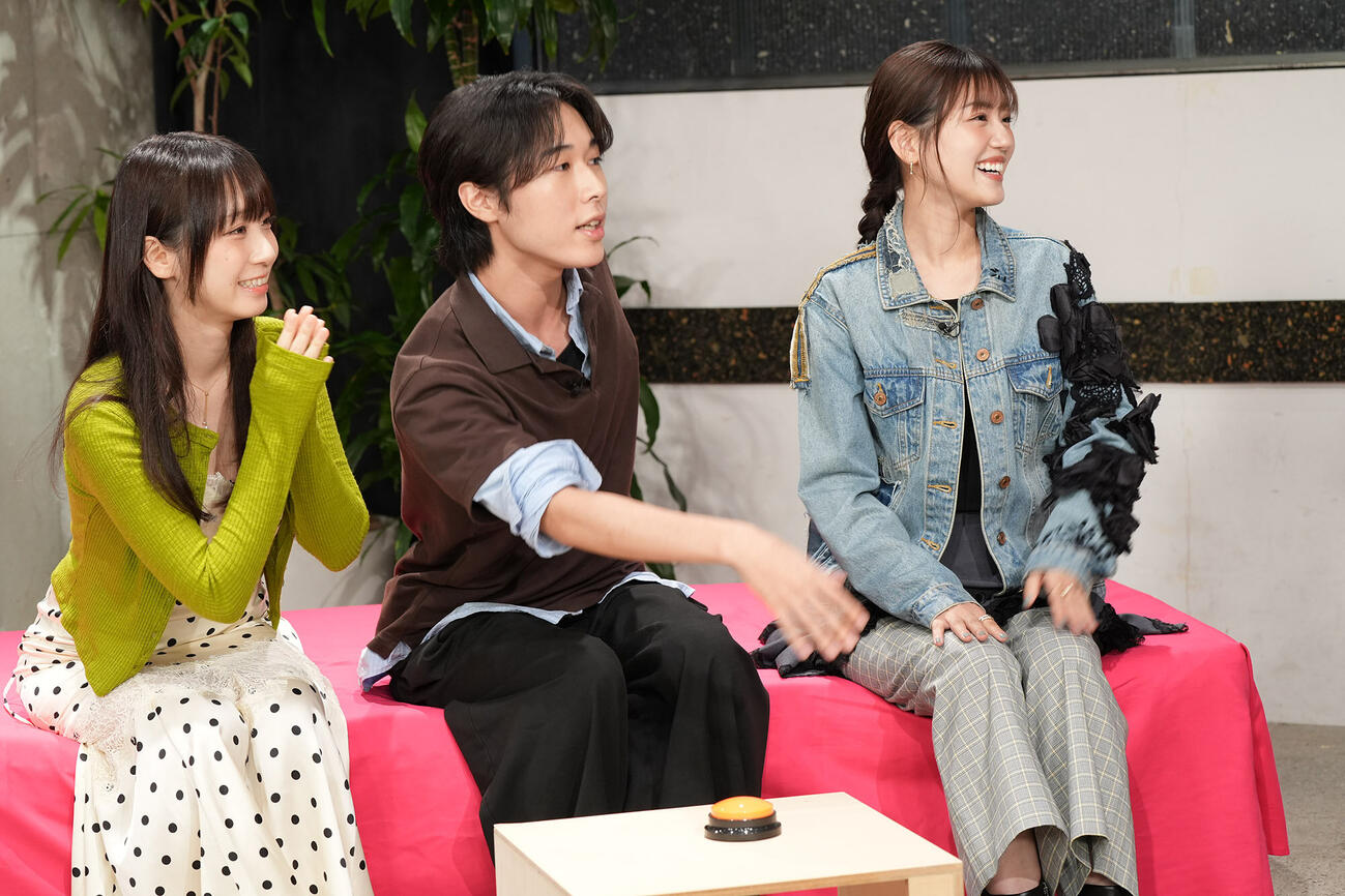 「心もつなごう【パンダの結論】」に出演する、左から伊織もえ、都、佐々木美玲