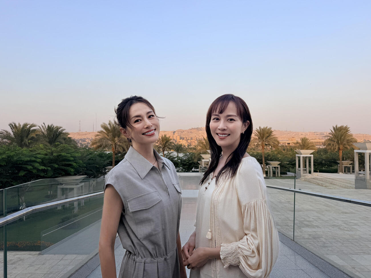 「絶景＆世界遺産　火曜の良純孝太郎」でエジプトを訪れた米倉涼子（左）、比嘉愛未
