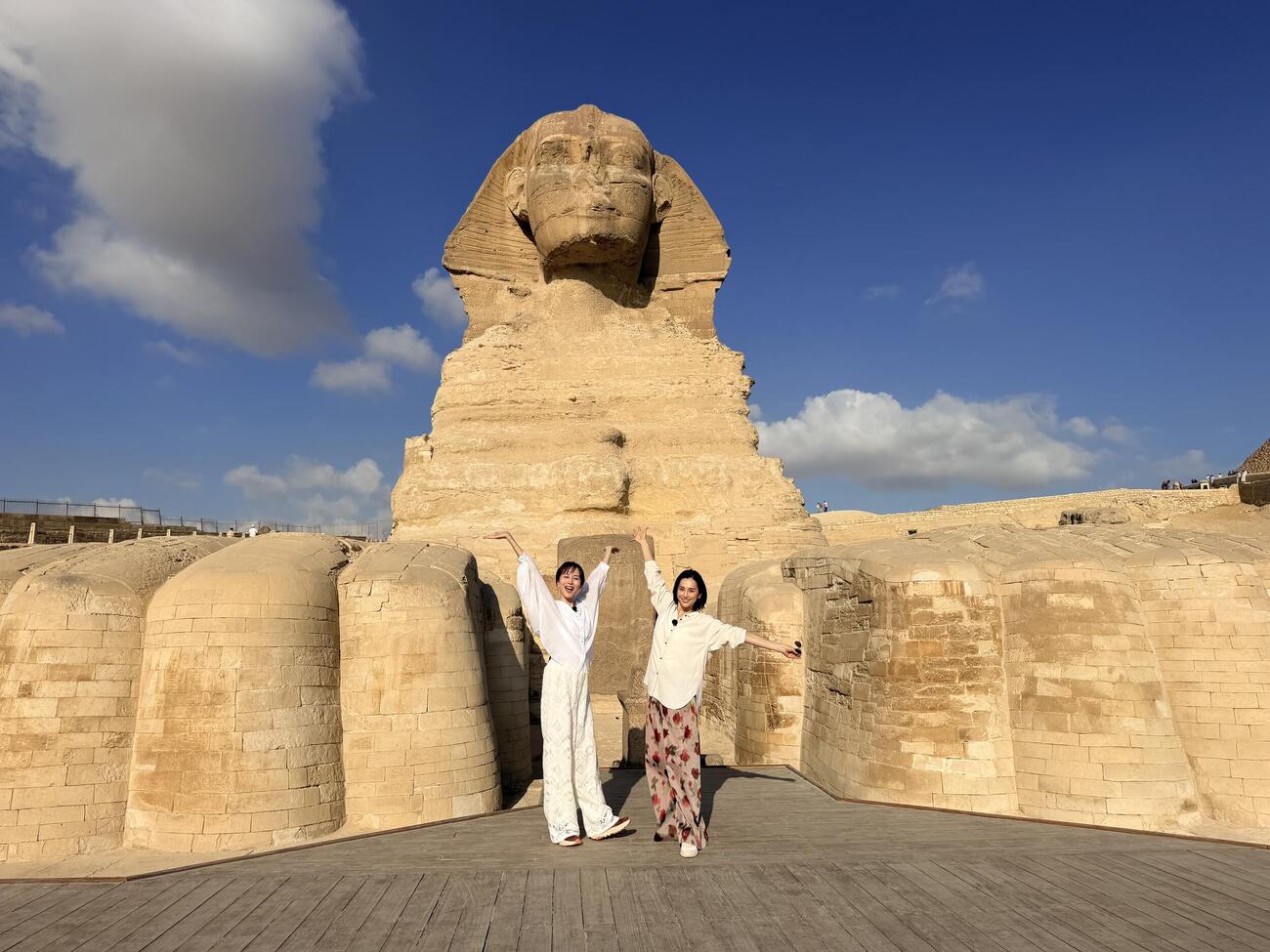 「絶景＆世界遺産　火曜の良純孝太郎」でエジプトを訪れた比嘉愛未（左）、米倉涼子