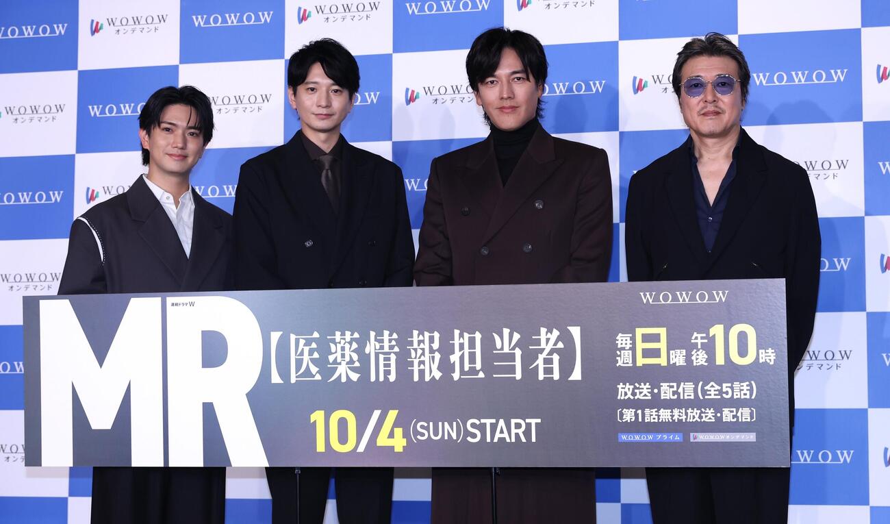 「連続ドラマW MR－医薬情報担当者－」完成報告会でフォトセッションする左から正門良規、向井理、要潤、豊原功補（撮影・黒川智章）