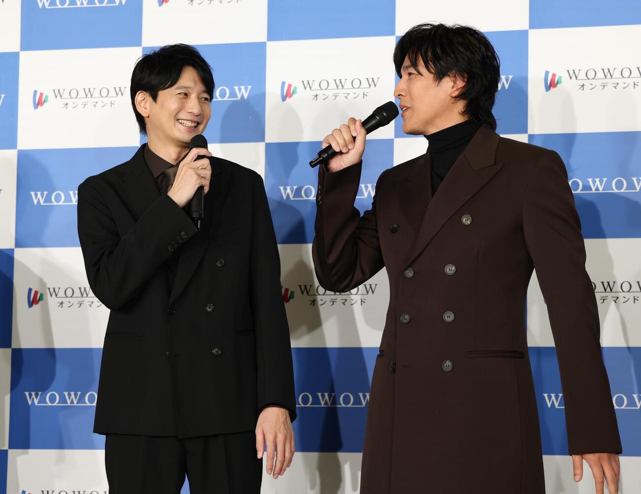 「連続ドラマW MR－医薬情報担当者－」完成報告会でトークする向井理（左）と要潤（撮影・黒川智章）