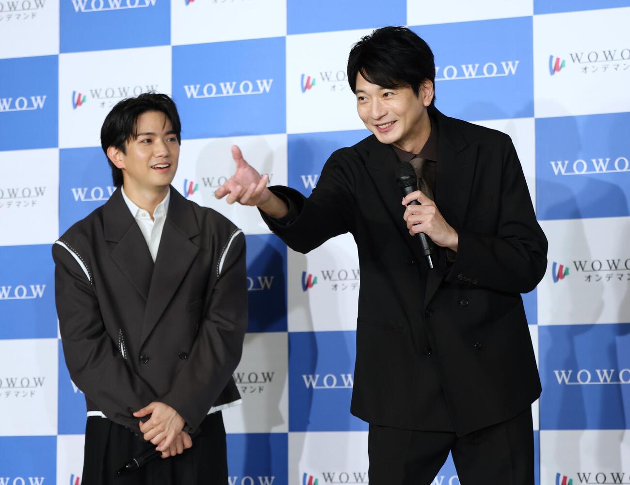 「連続ドラマW MR－医薬情報担当者－」完成報告会でトークする向井理（右）と正門良規（撮影・黒川智章）