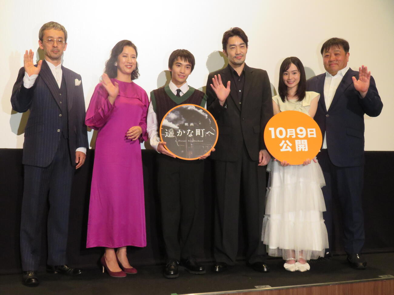 映画「遥かな町へ」完成披露イベントに登壇した、左から滝藤賢一、戸田菜穂、及川桃利、大谷亮平、磯谷萌々子、錦織良成監督（撮影・村上幸将）