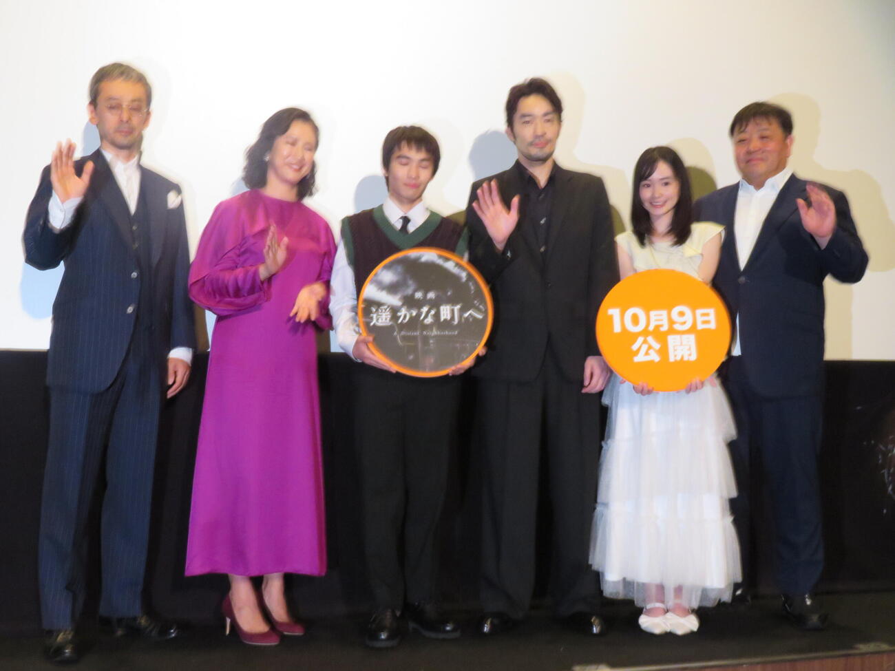 映画「遥かな町へ」完成披露イベントに登壇した、左から滝藤賢一、戸田菜穂、及川桃利、大谷亮平、磯谷萌々子、錦織良成監督（撮影・村上幸将）