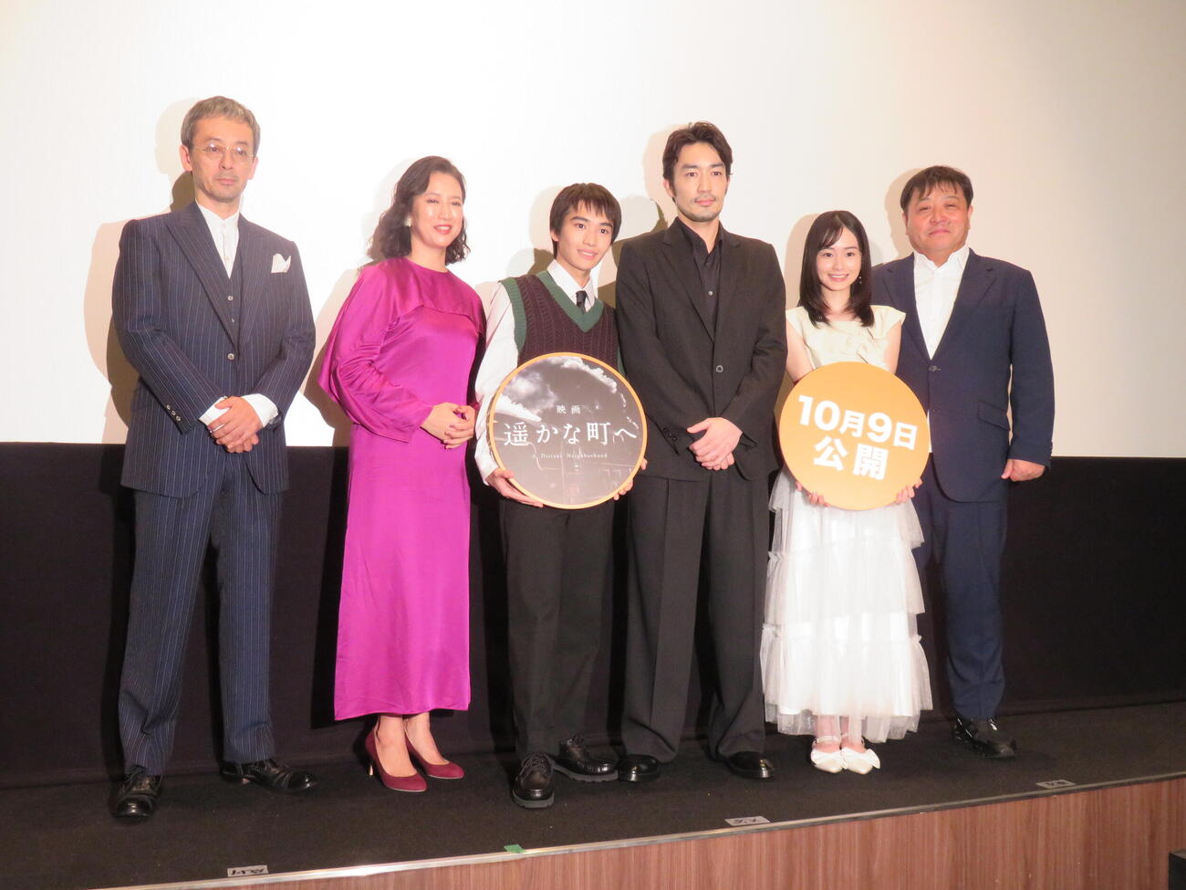 映画「遥かな町へ」完成披露イベントに登壇した、左から滝藤賢一、戸田菜穂、及川桃利、大谷亮平、磯谷萌々子、錦織良成監督（撮影・村上幸将）