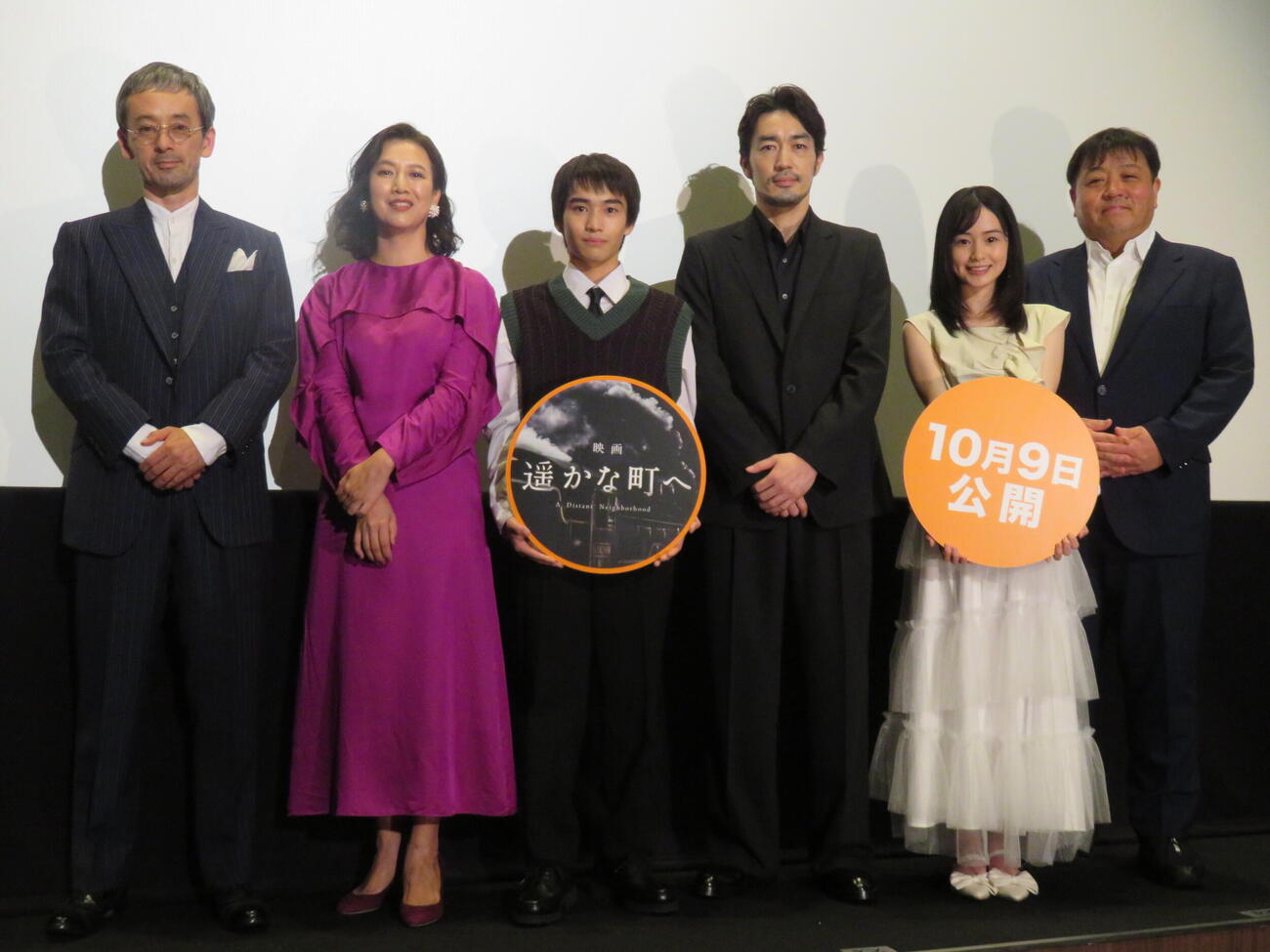 映画「遥かな町へ」完成披露イベントに登壇した、左から滝藤賢一、戸田菜穂、及川桃利、大谷亮平、磯谷萌々子、錦織良成監督（撮影・村上幸将）