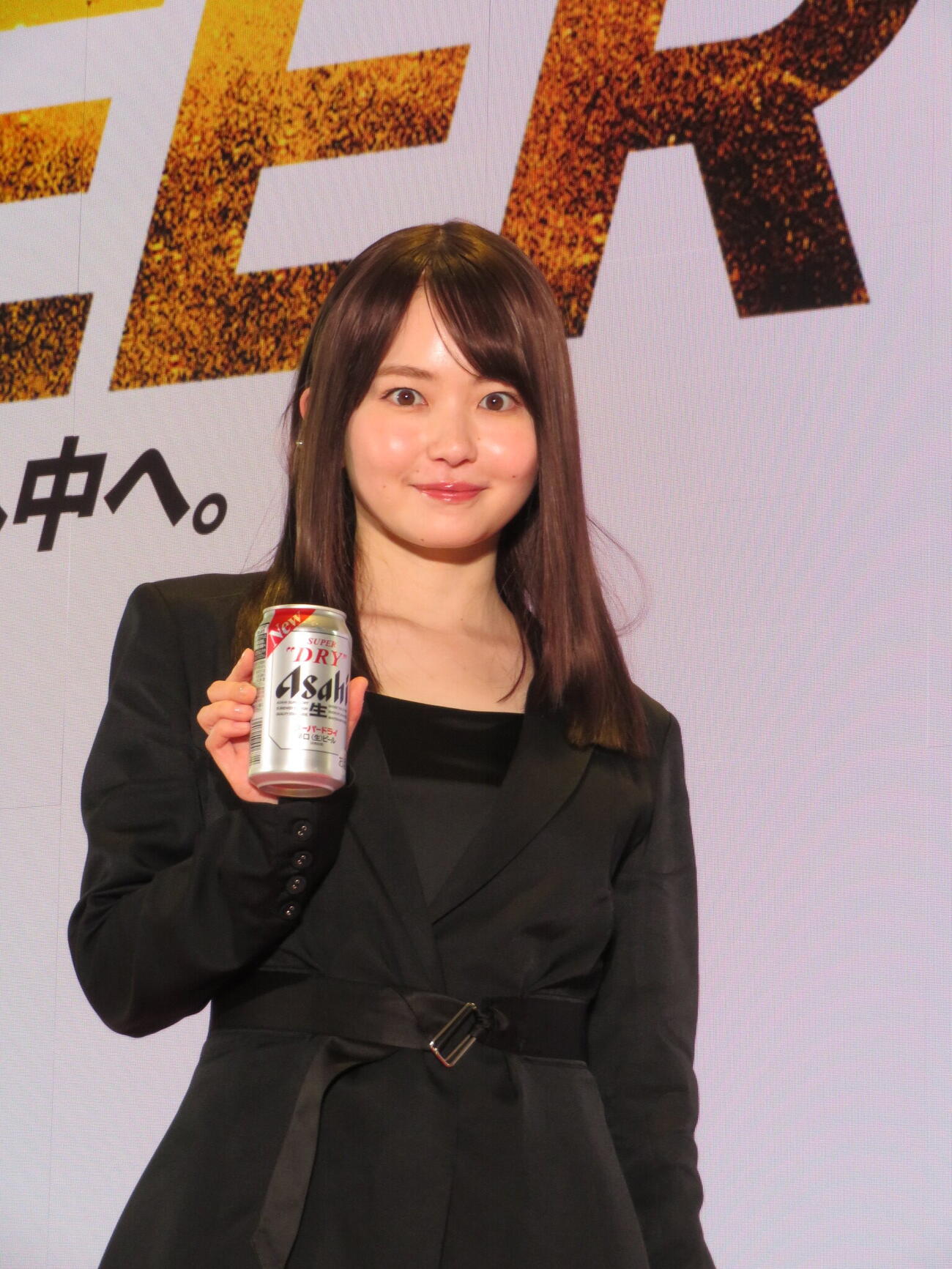 アサヒスーパードライを手にする山田杏奈